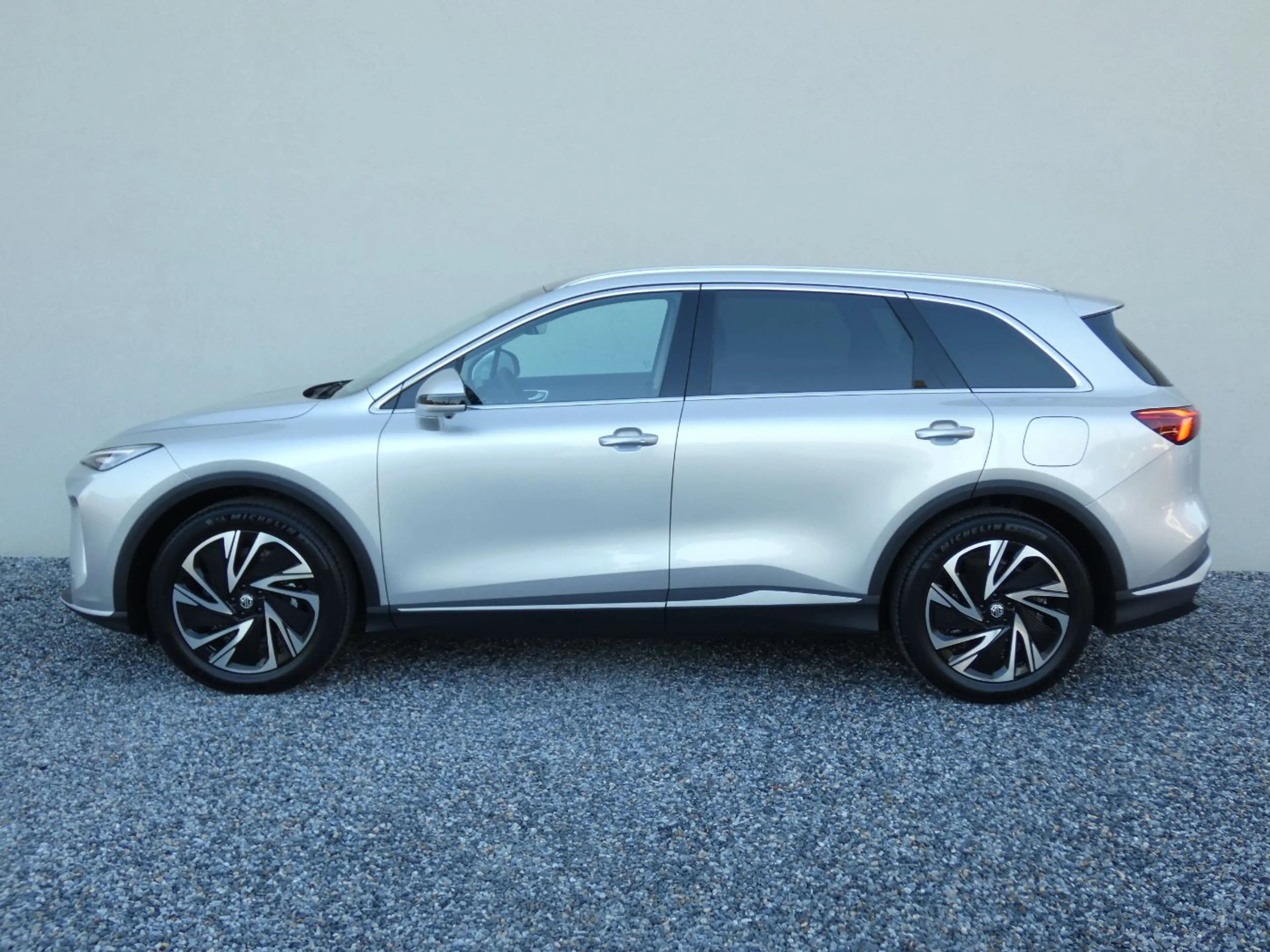 MG MGS6 EV Luxury 2WD +360°+HUD+LED+20Zoll+LRH — photo 9