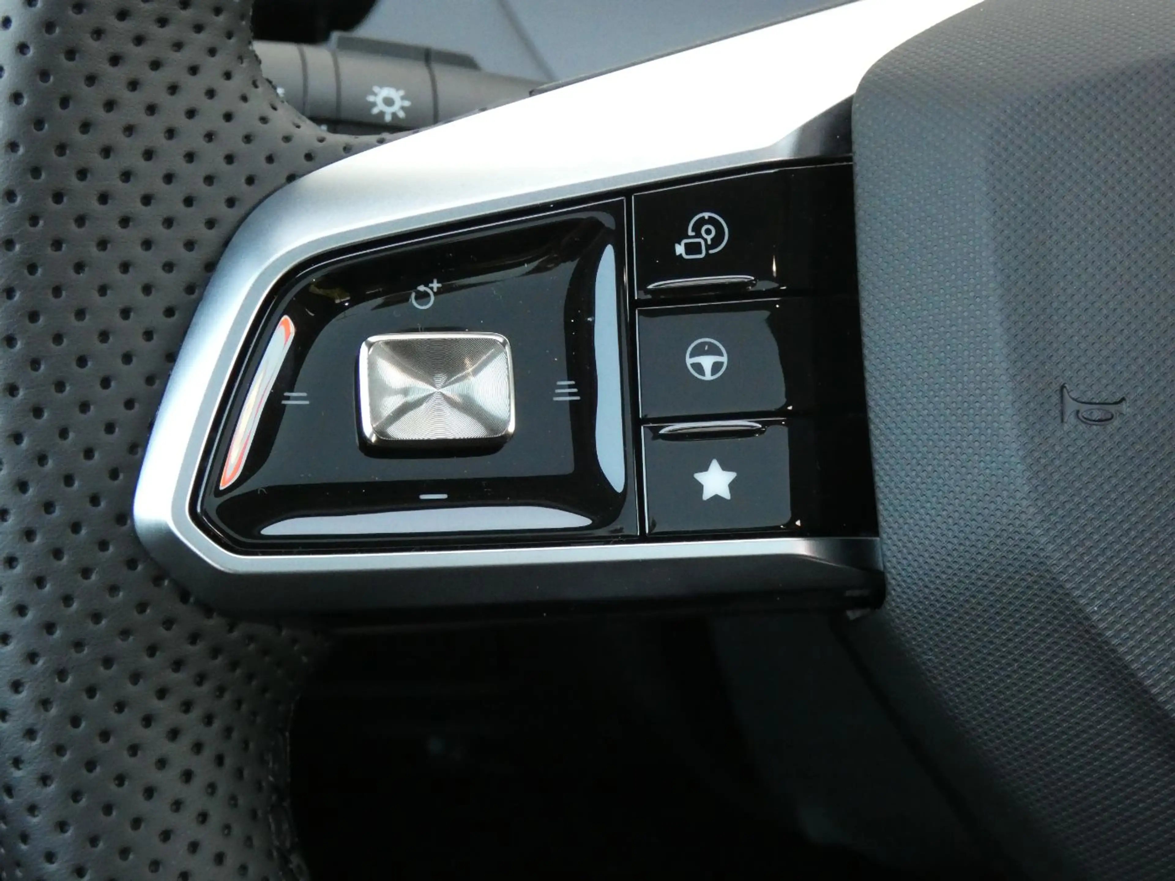 MG MGS6 EV Luxury 2WD +360°+HUD+LED+20Zoll+LRH — photo 15