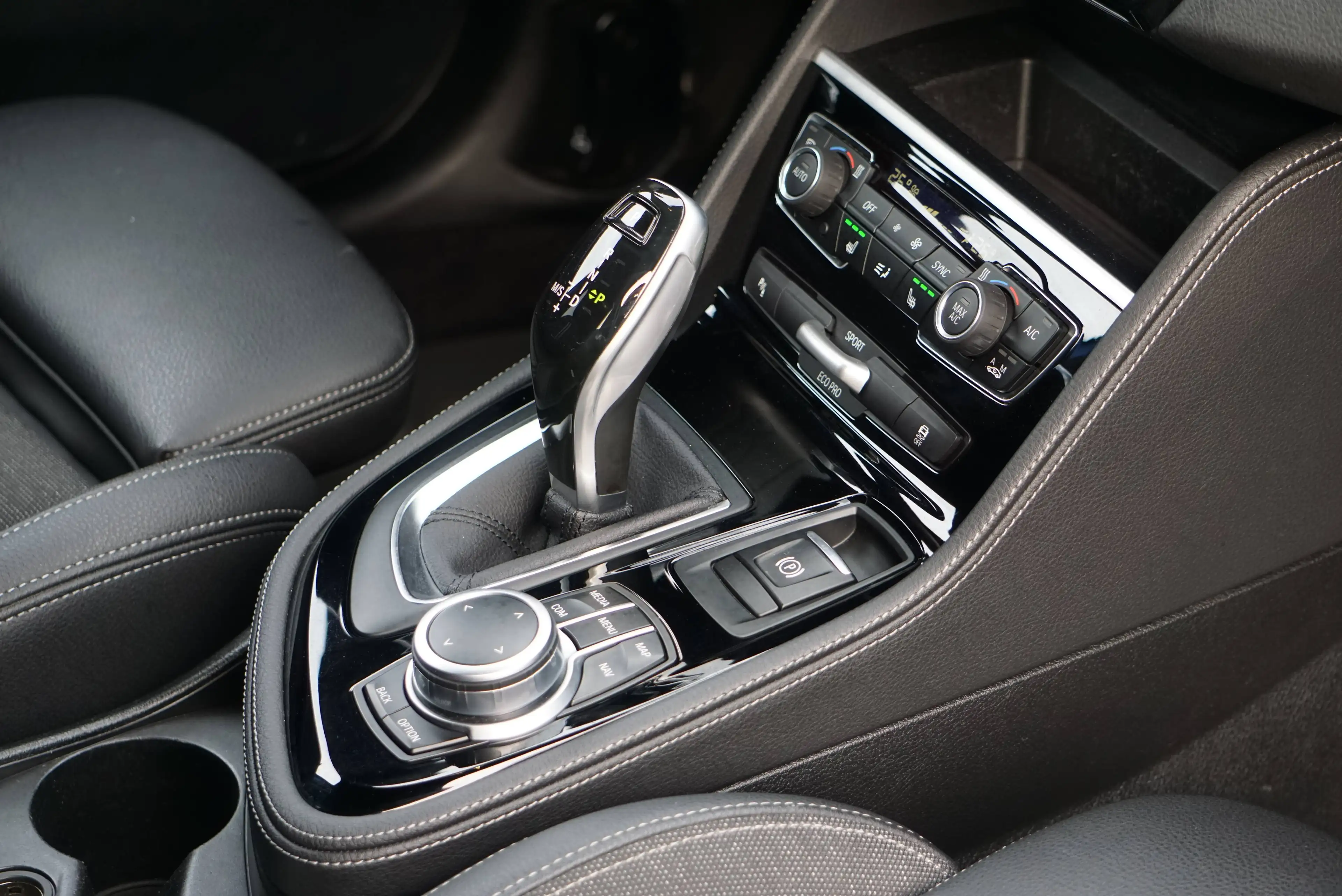BMW 218 i Gran Tourer PACK M AUTO 7 PLACES CLIMTRONIC PDC CARNET — photo 12