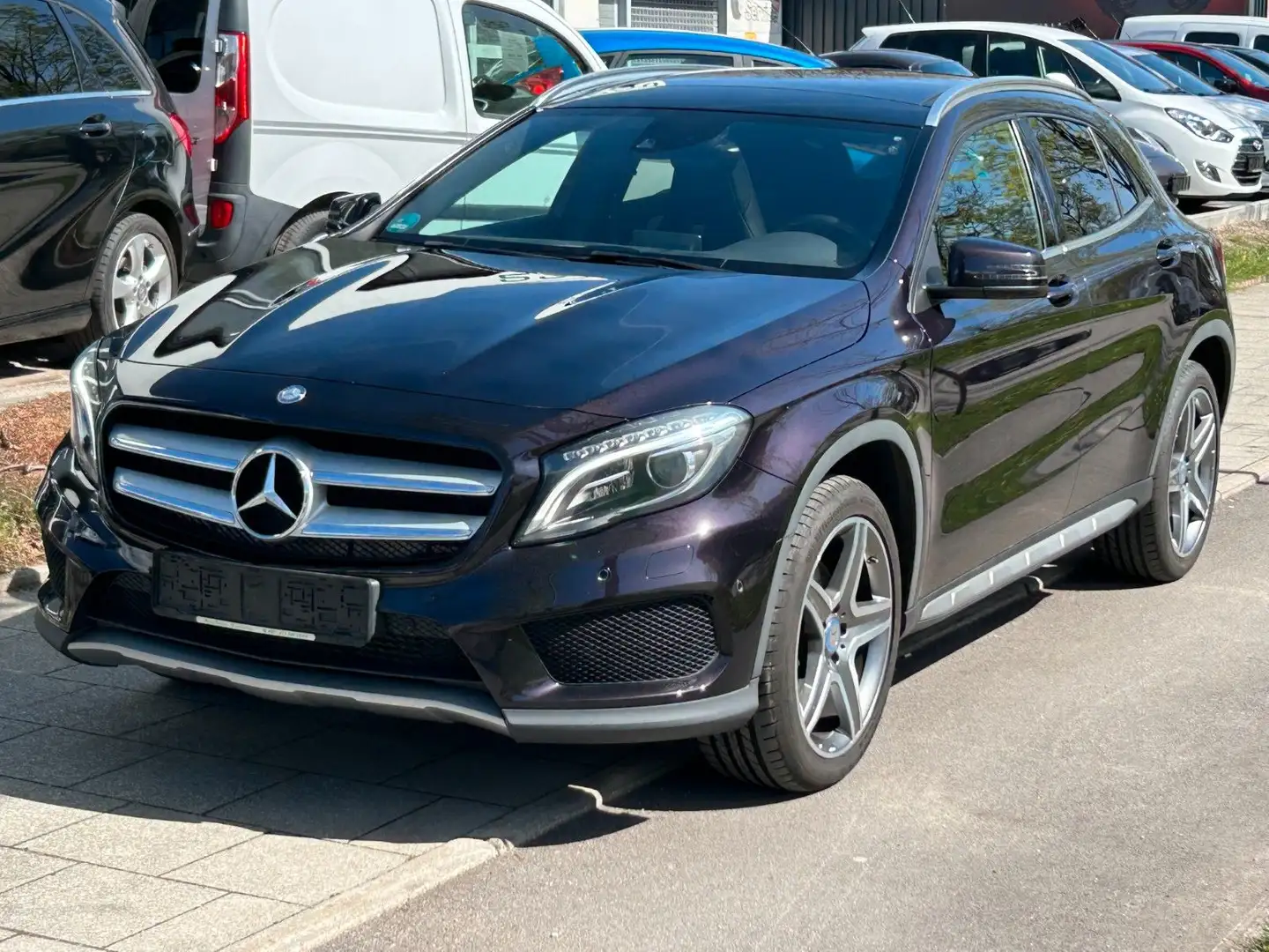 Mercedes-Benz GLA 250 4Matic AMG-Styling Navi Panorama Xenon Paars - 1
