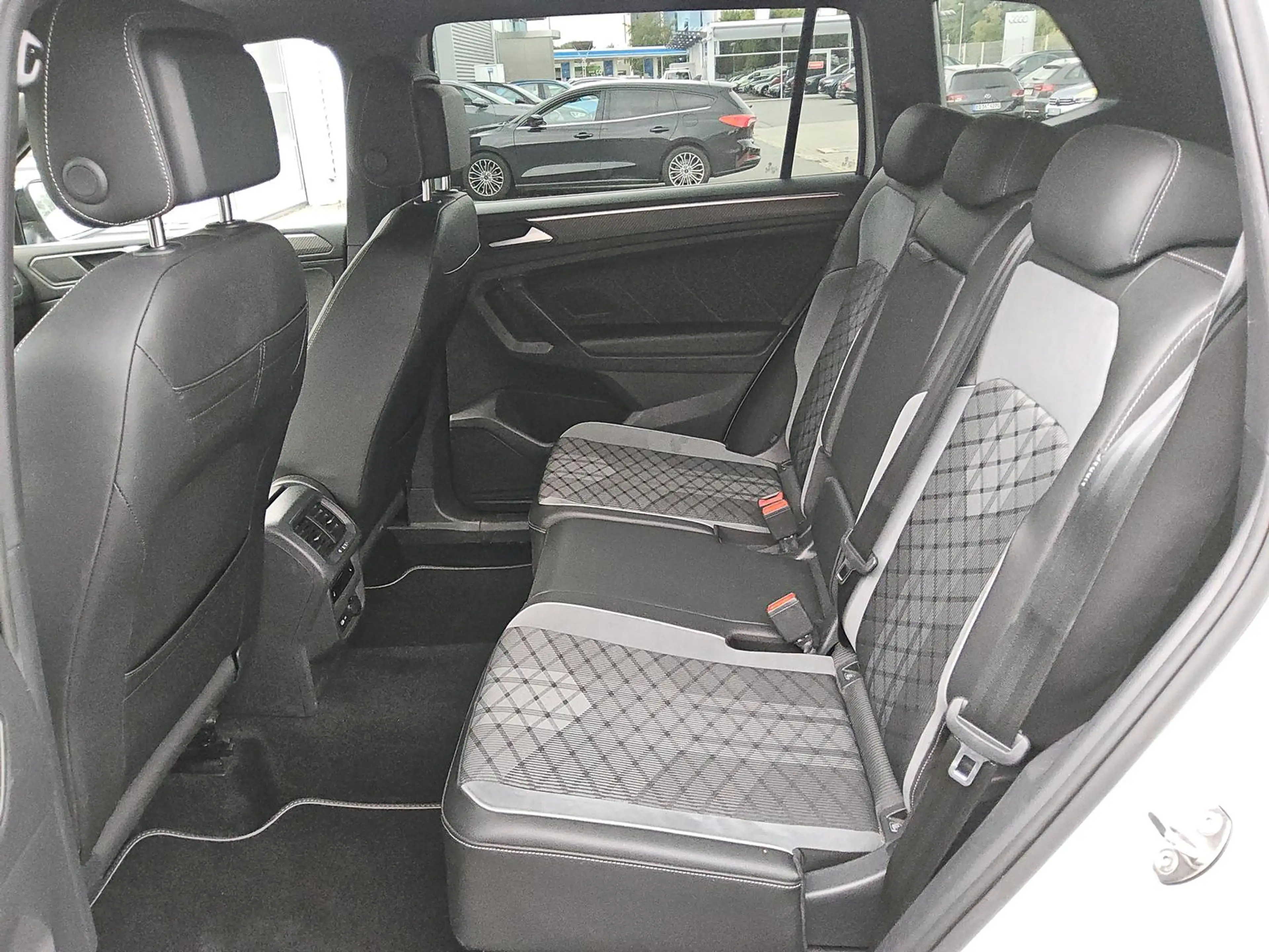 Volkswagen Tiguan Allspace R-Line 4MO*PANO*AHK*APP*360*HUD* — photo 6