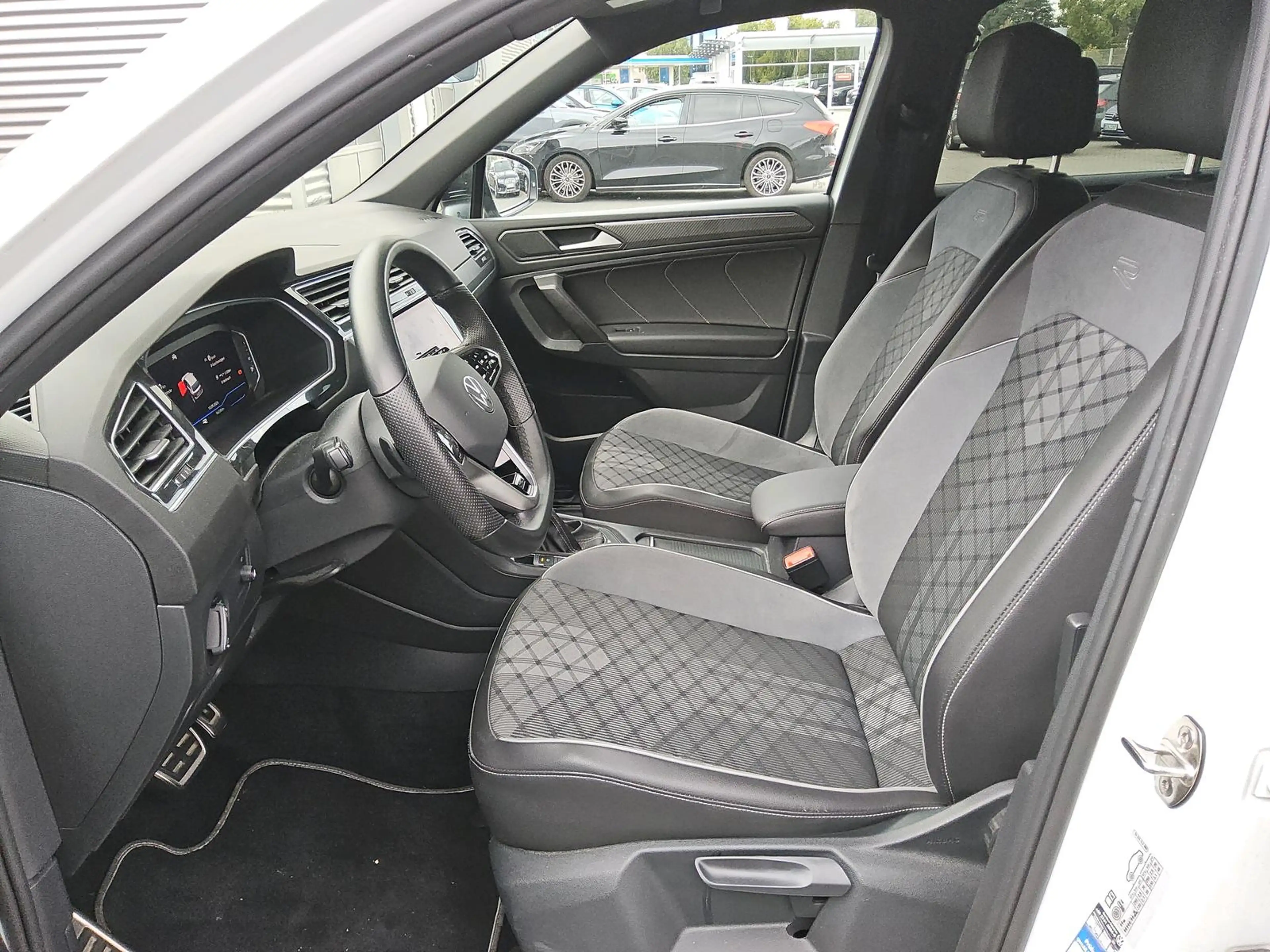 Volkswagen Tiguan Allspace R-Line 4MO*PANO*AHK*APP*360*HUD* — photo 5