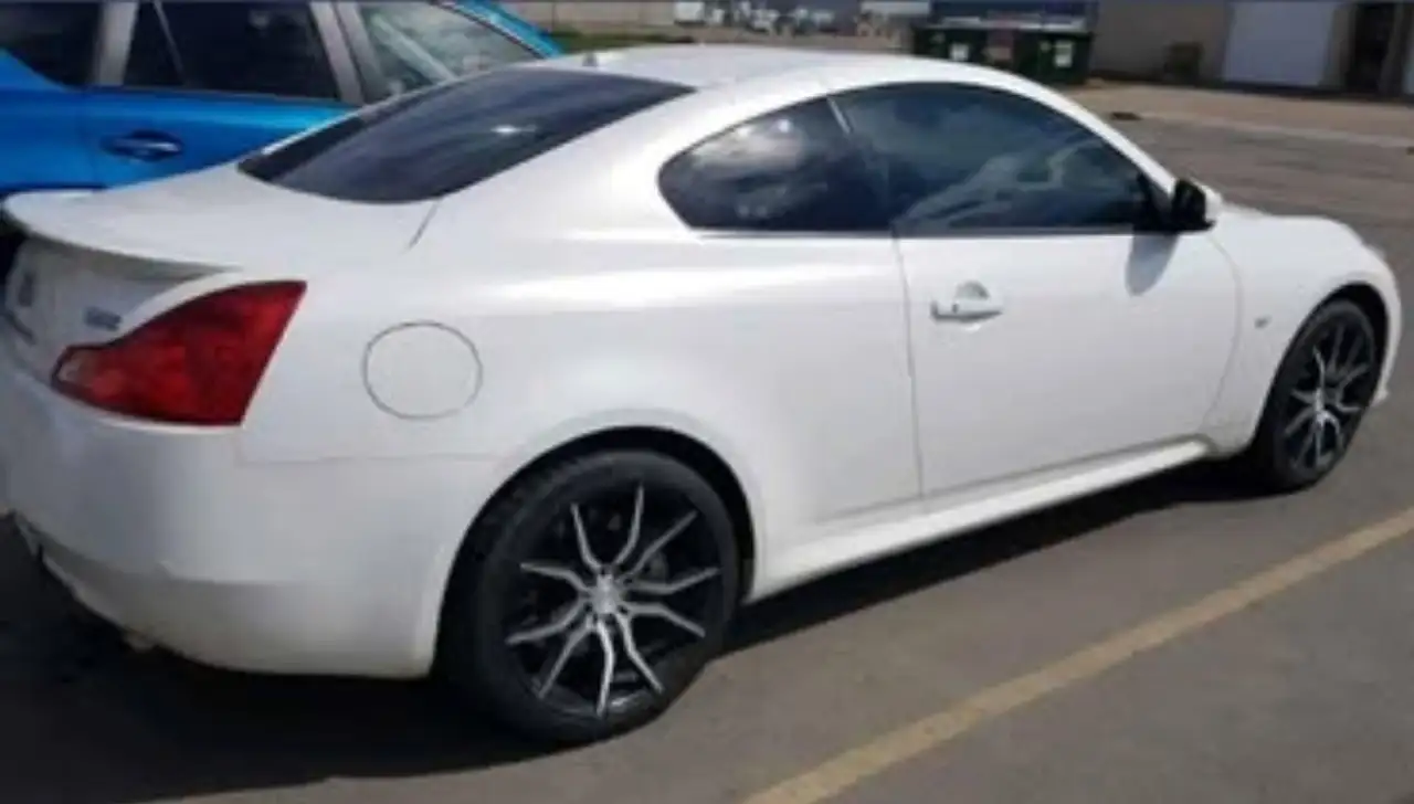 Infiniti Q60 снимка Infiniti Q60