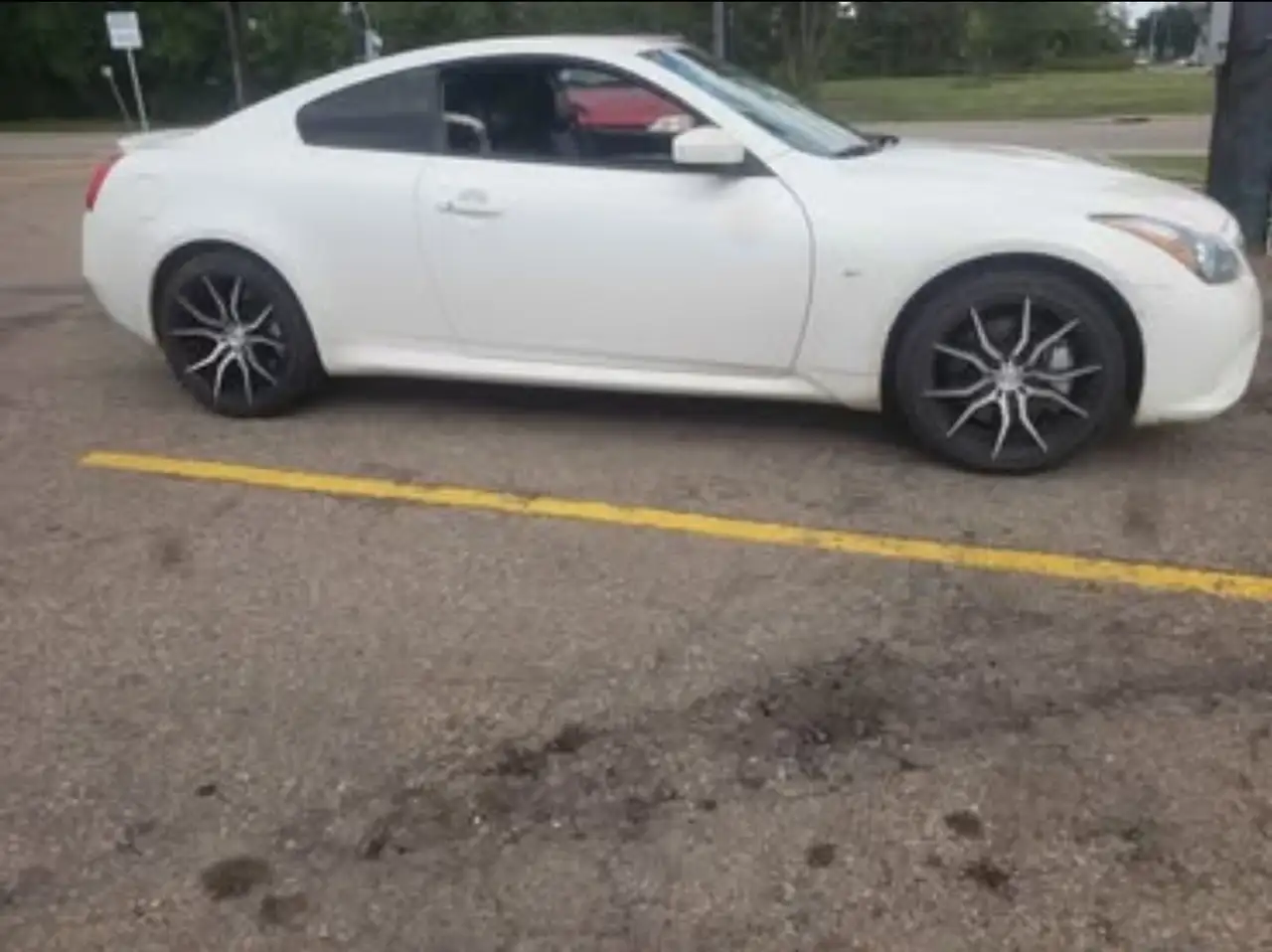 Infiniti Q60 снимка Infiniti Q60