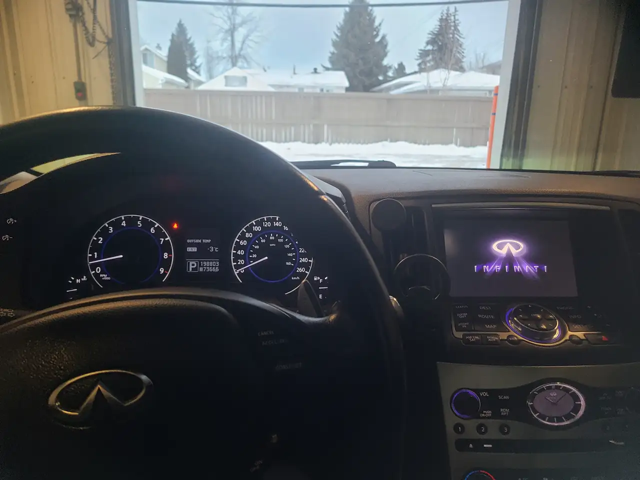 Infiniti Q60 снимка Infiniti Q60