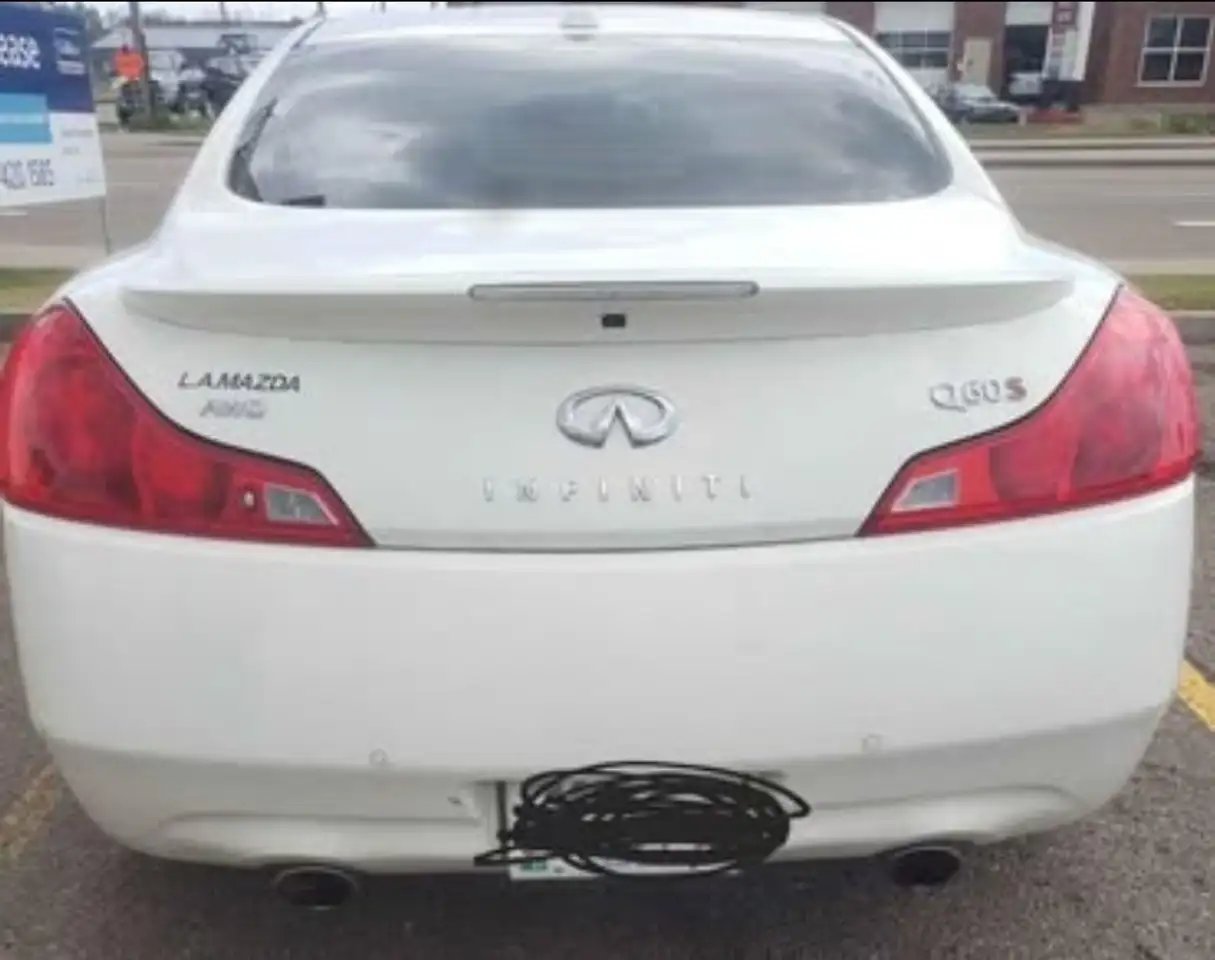Infiniti Q60 снимка Infiniti Q60
