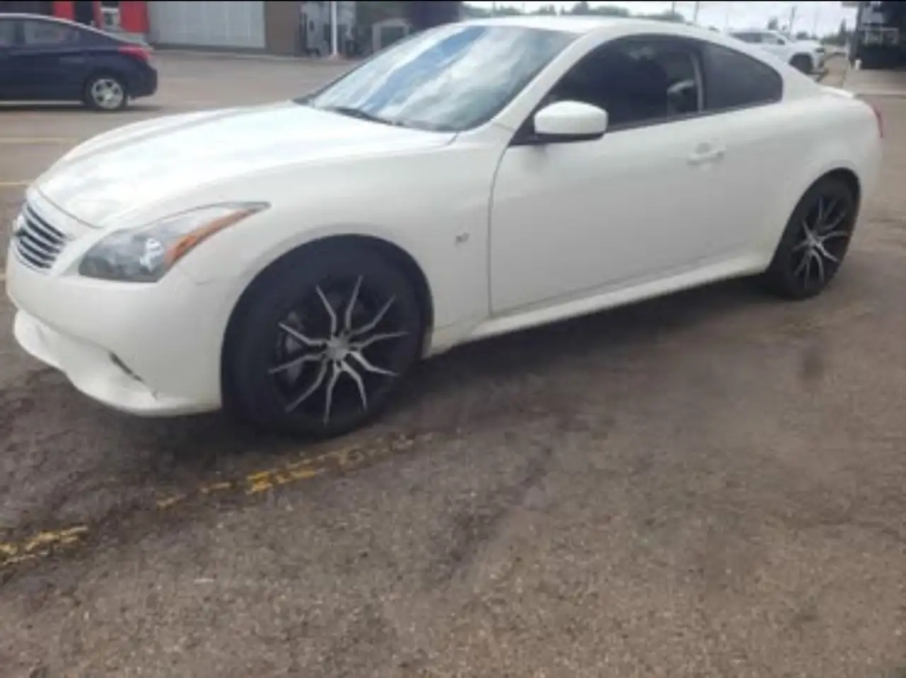 Infiniti Q60 снимка Infiniti Q60