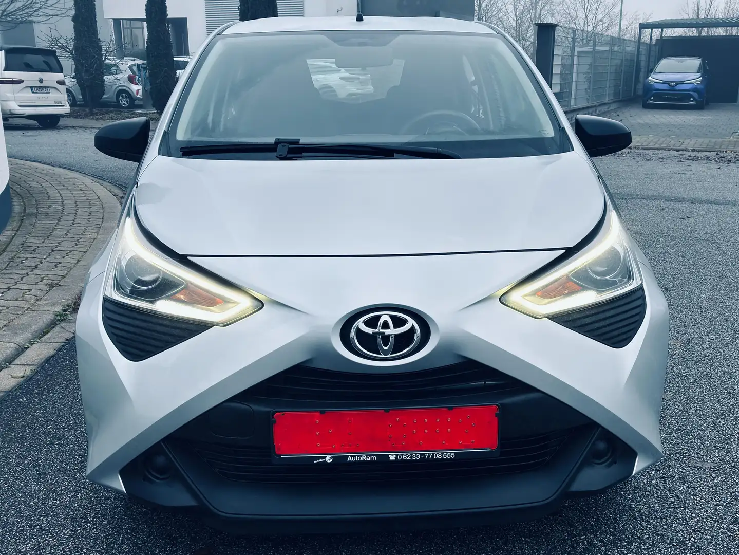 Toyota Aygo x-business Grau - 2