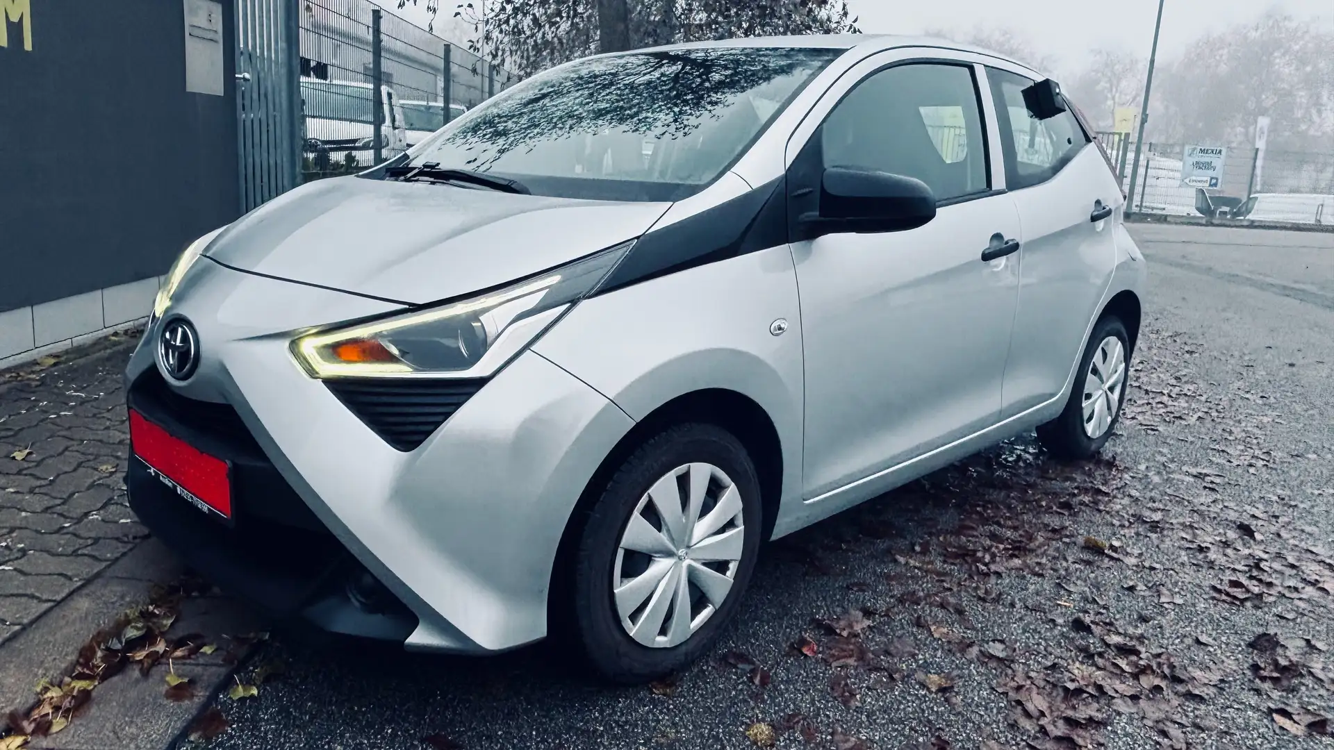 Toyota Aygo x-business Grau - 1