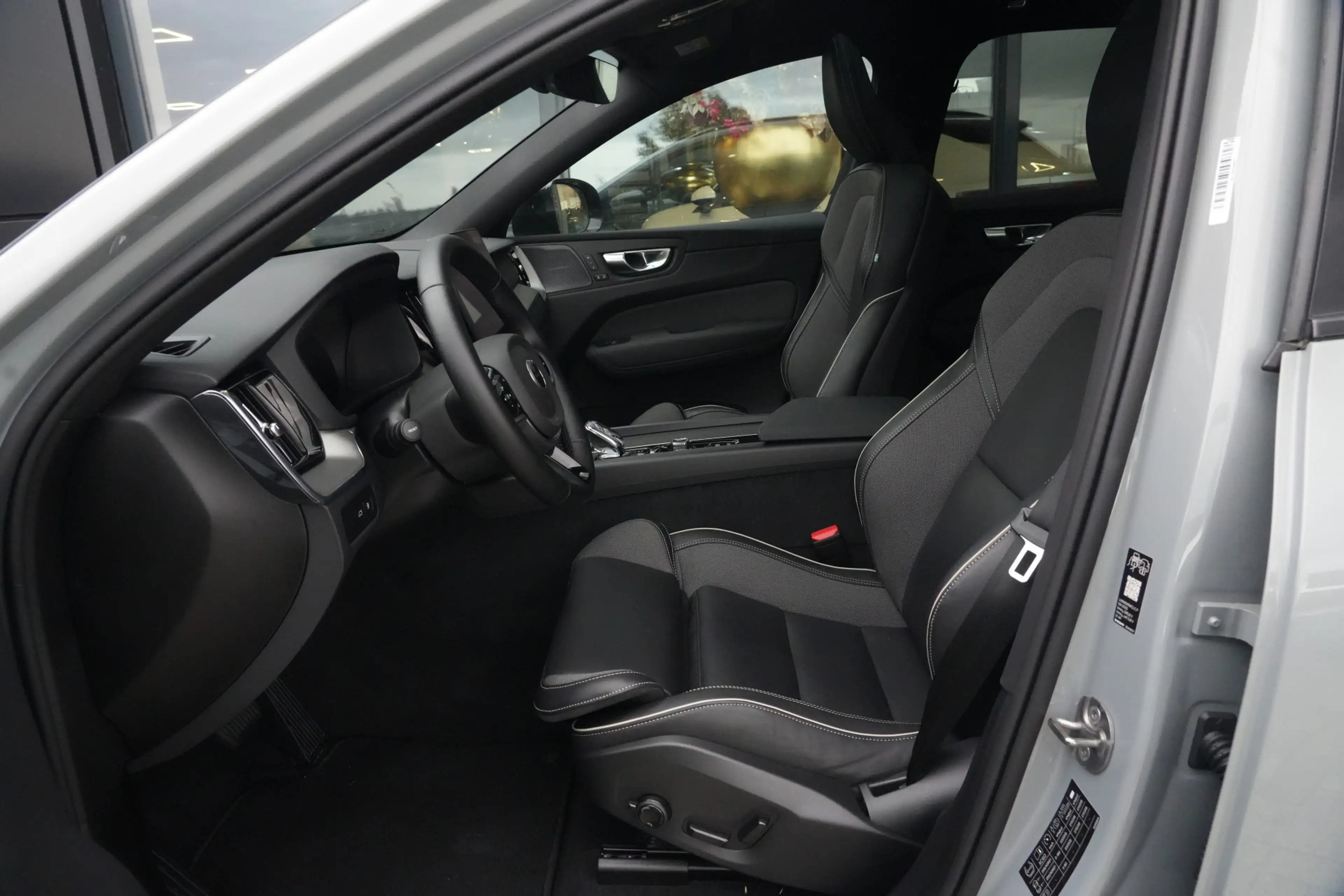 Volvo XC60 2.0 T8 FACELIFT Plug-in hybrid AWD Ultra Black Edi — photo 4
