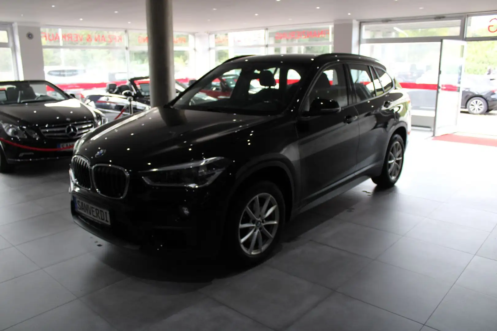 BMW X1 sDrive18d ADVANTAGE NAVI LED CONNECTED DRIVE Schwarz - 1