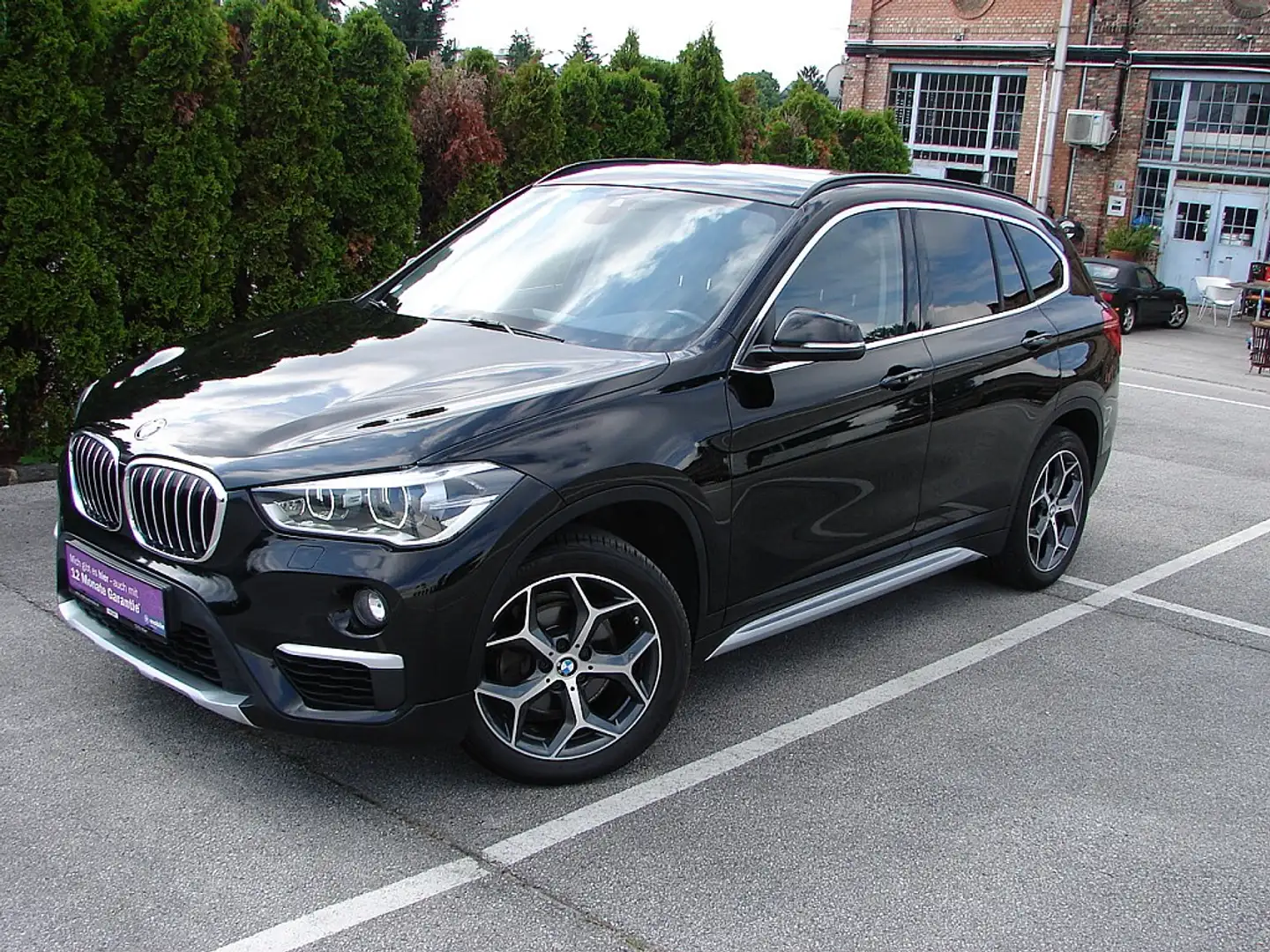 BMW X1 xDrive18d xLine Zwart - 1
