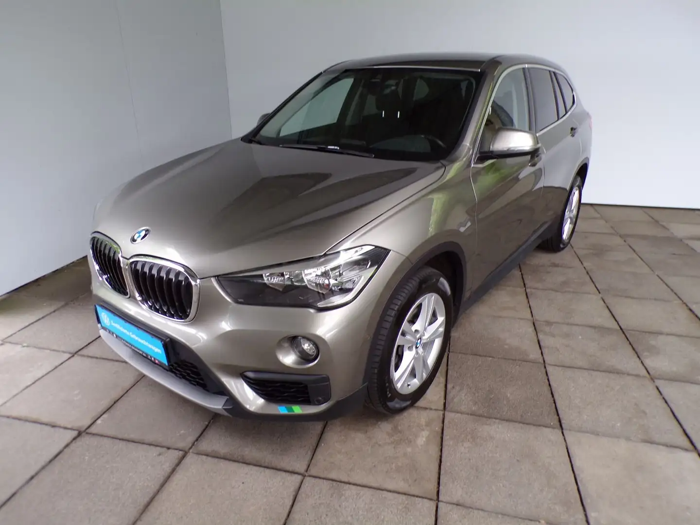 BMW X1 sDRIVE 18i ADVANTAGE / AHK+NAVI+SITZHZG Silber - 2