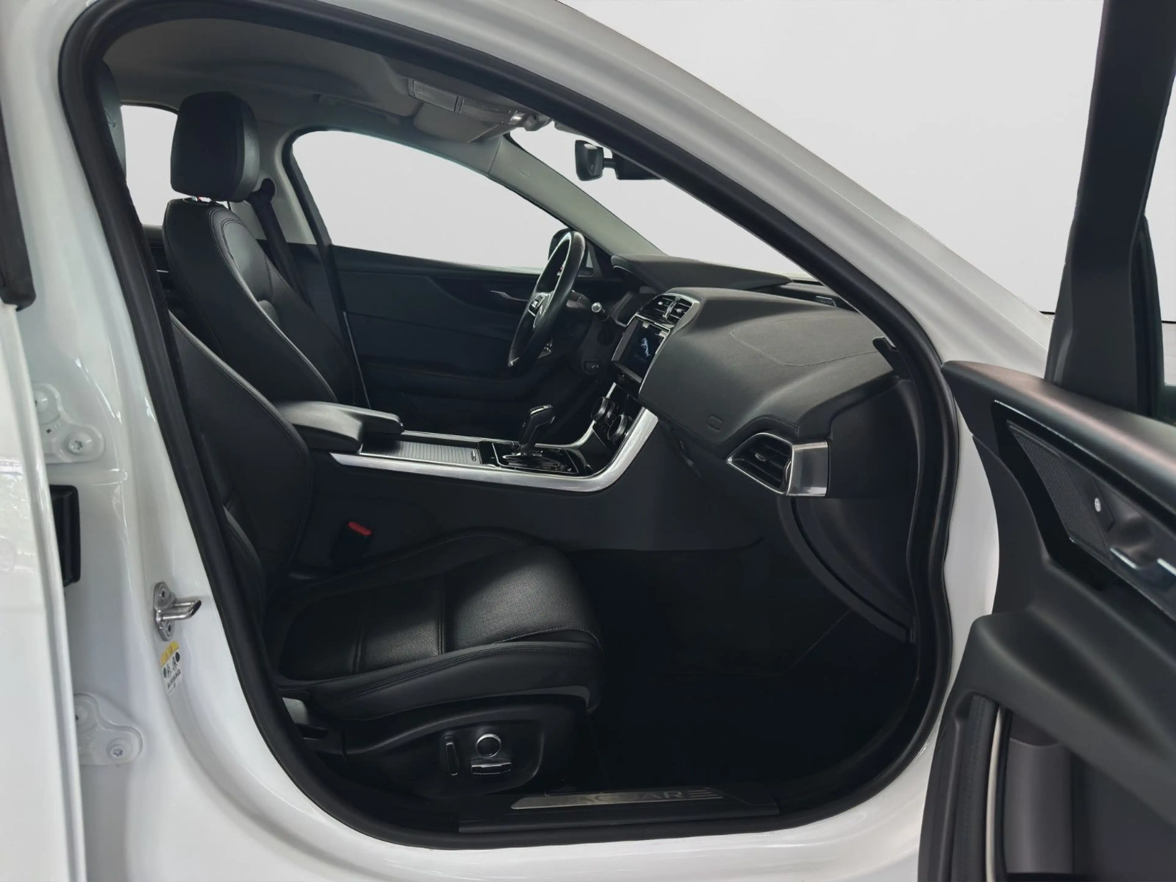 Jaguar XE P250 S |HIFI|Kamera|Leder|LED|Tempomat|PDC — photo 14