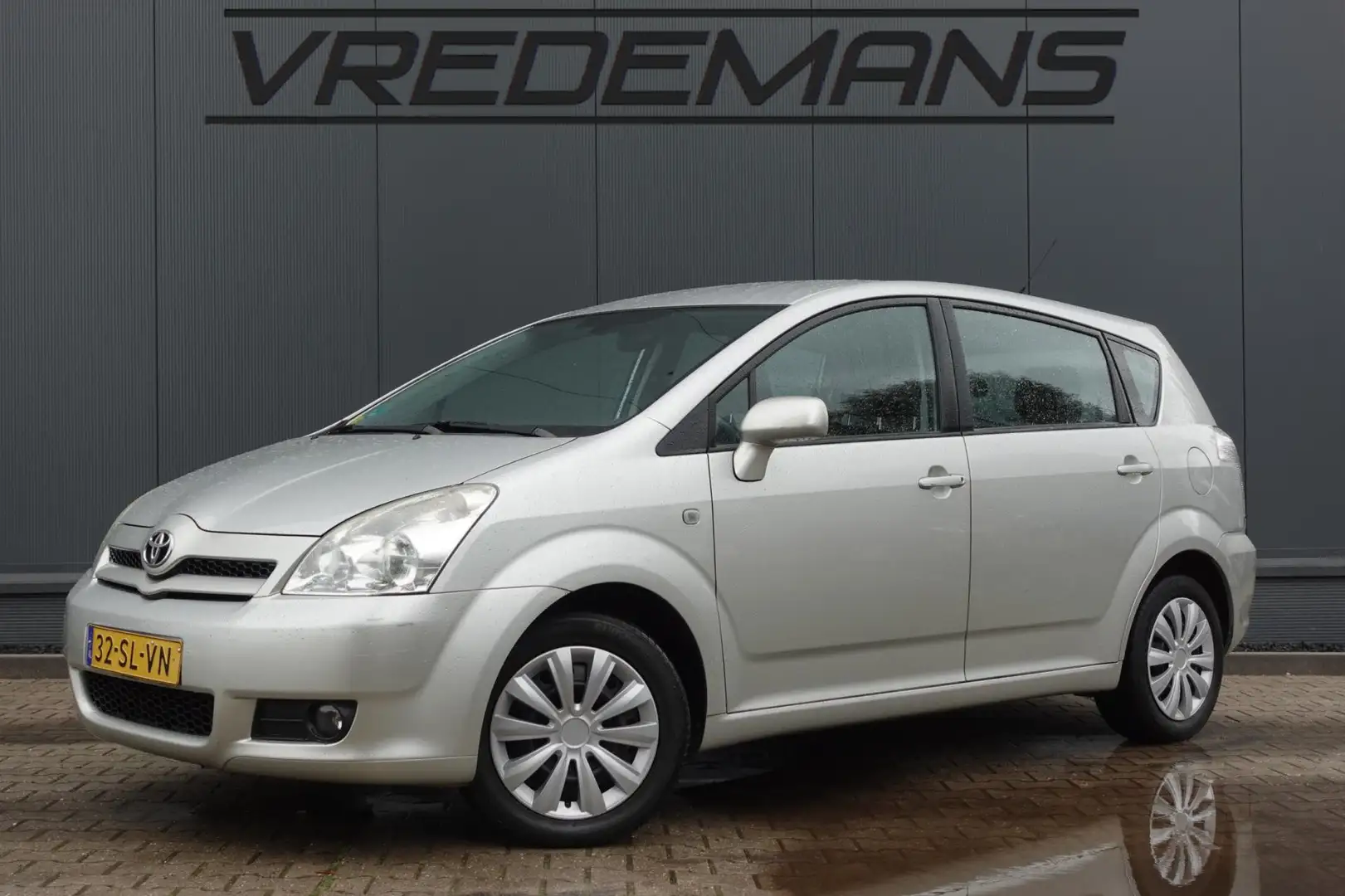Toyota Verso 1.8 VVT-i Sol Grijs - 1