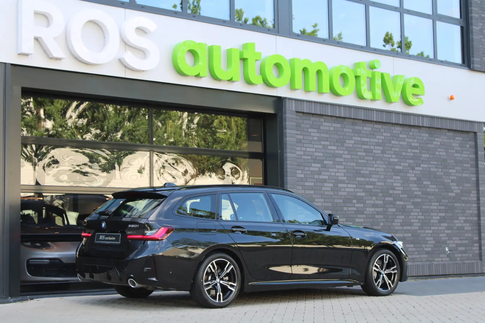 BMW 330 3-serie 330i xDrive | FACELIFT! | M-SPORT | ACC | Zwart - 2