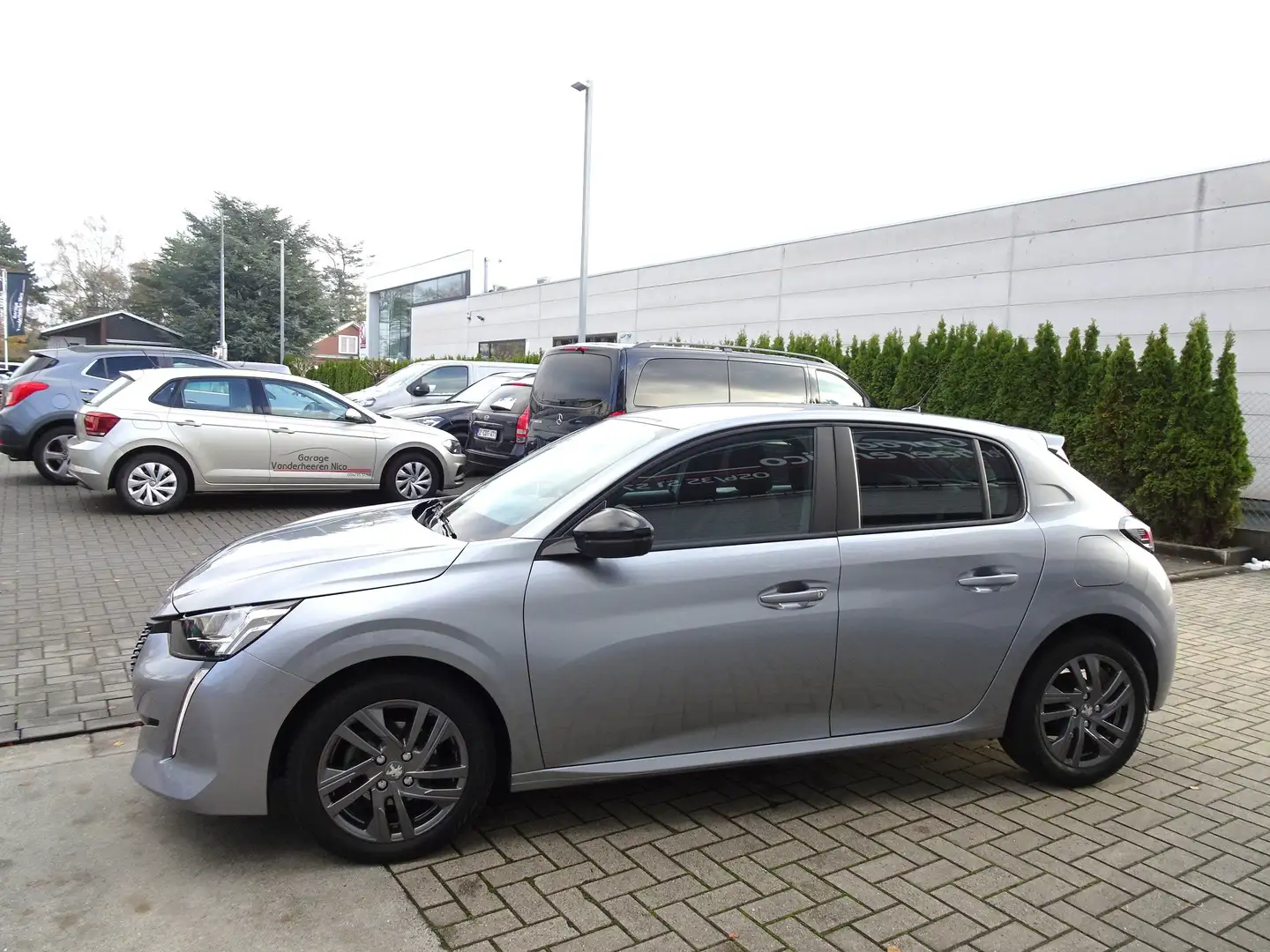 Peugeot 208 1.2i 5d. Active Pack CARPLAY, Gris - 2