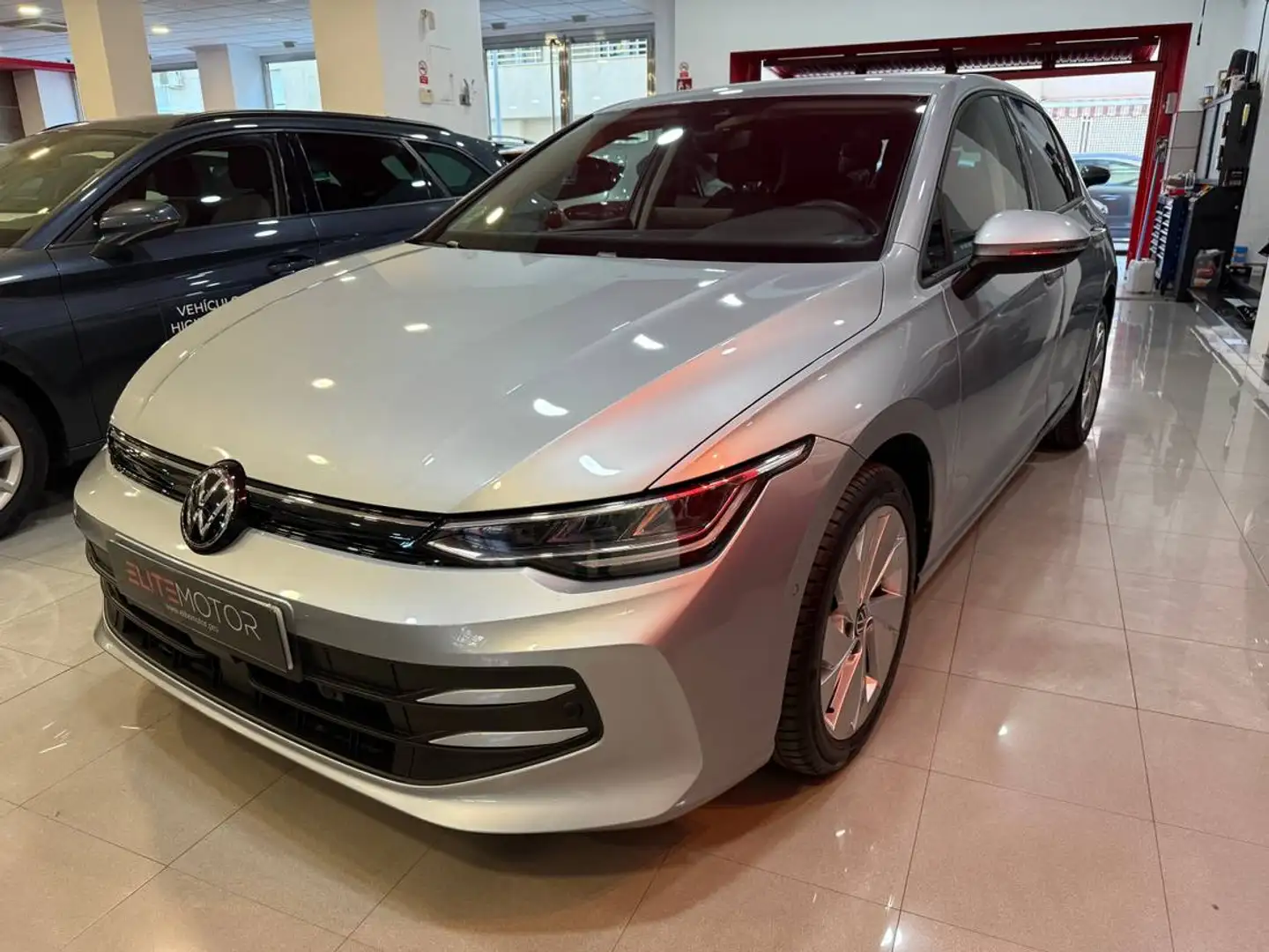 Volkswagen Golf 1.5 TSI Más 85kW Weiß - 1