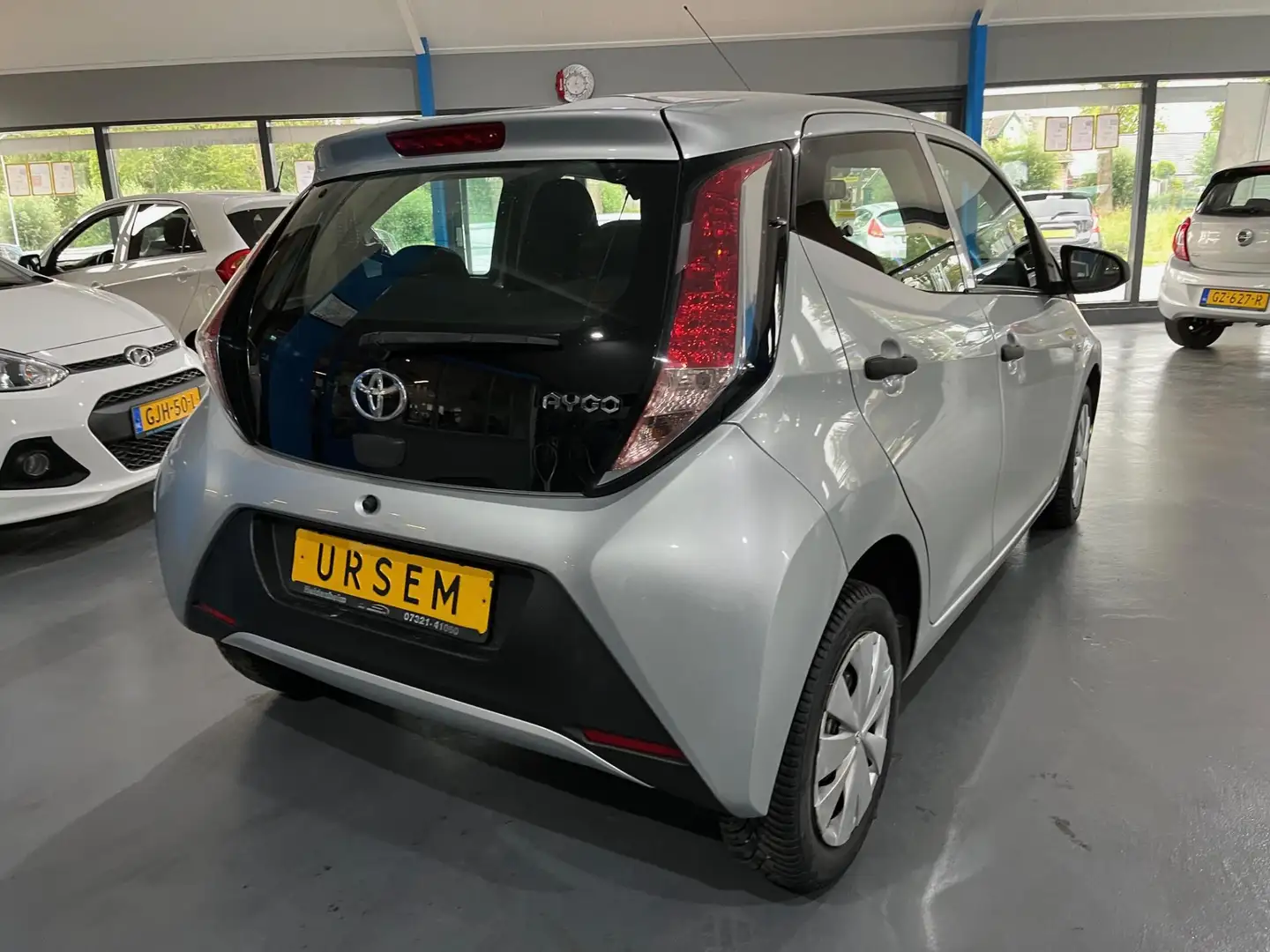 Toyota Aygo 1.0 VVT-i x-now Grijs - 2