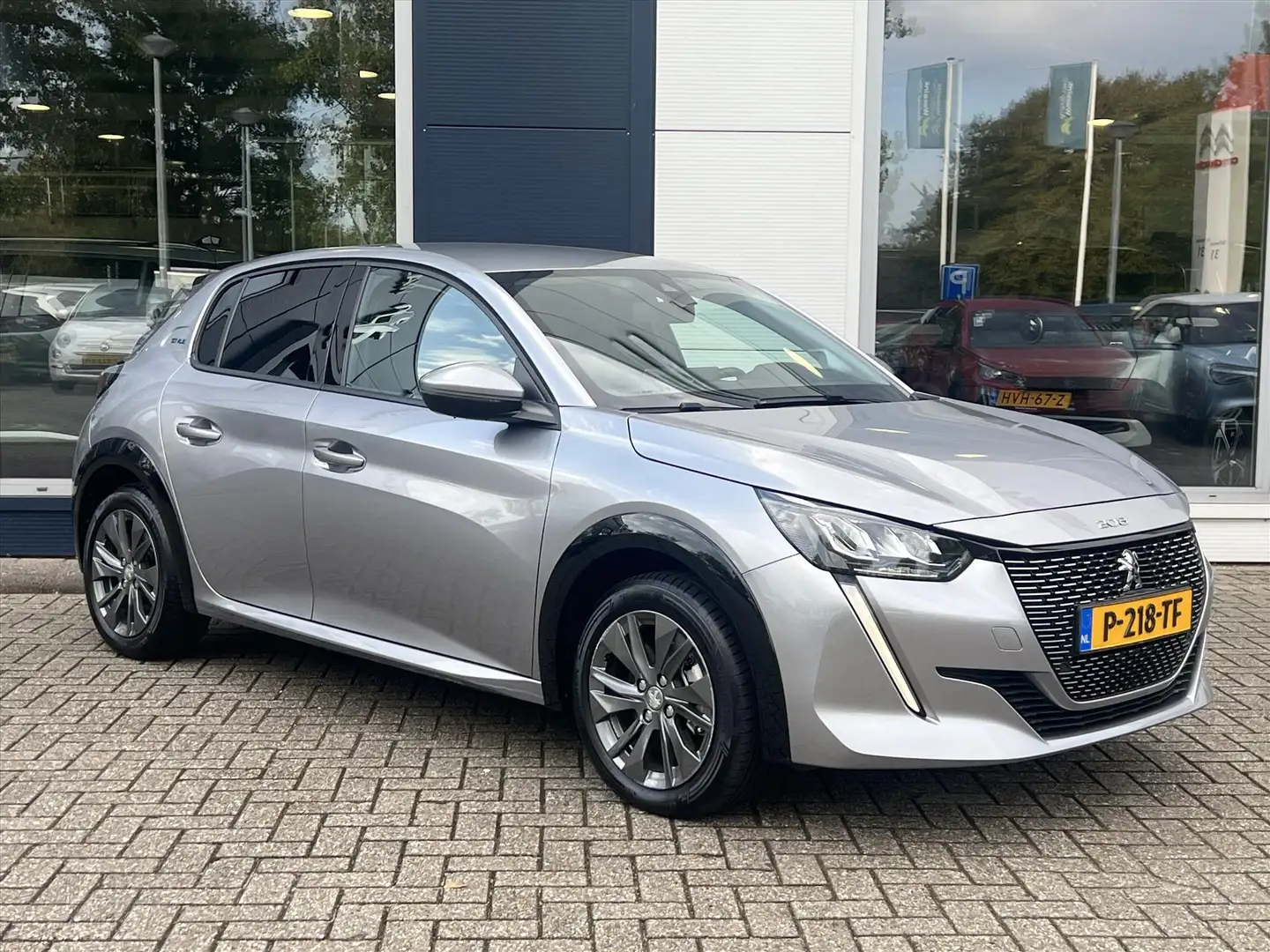 Peugeot e-208 EV 50kWh 136pk Style | Navigatie | Parkeersensoren Grau - 2