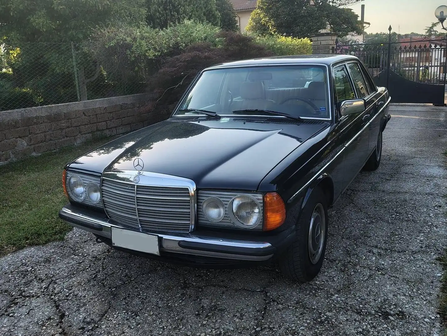 Mercedes-Benz 240 Diesel Blau - 1