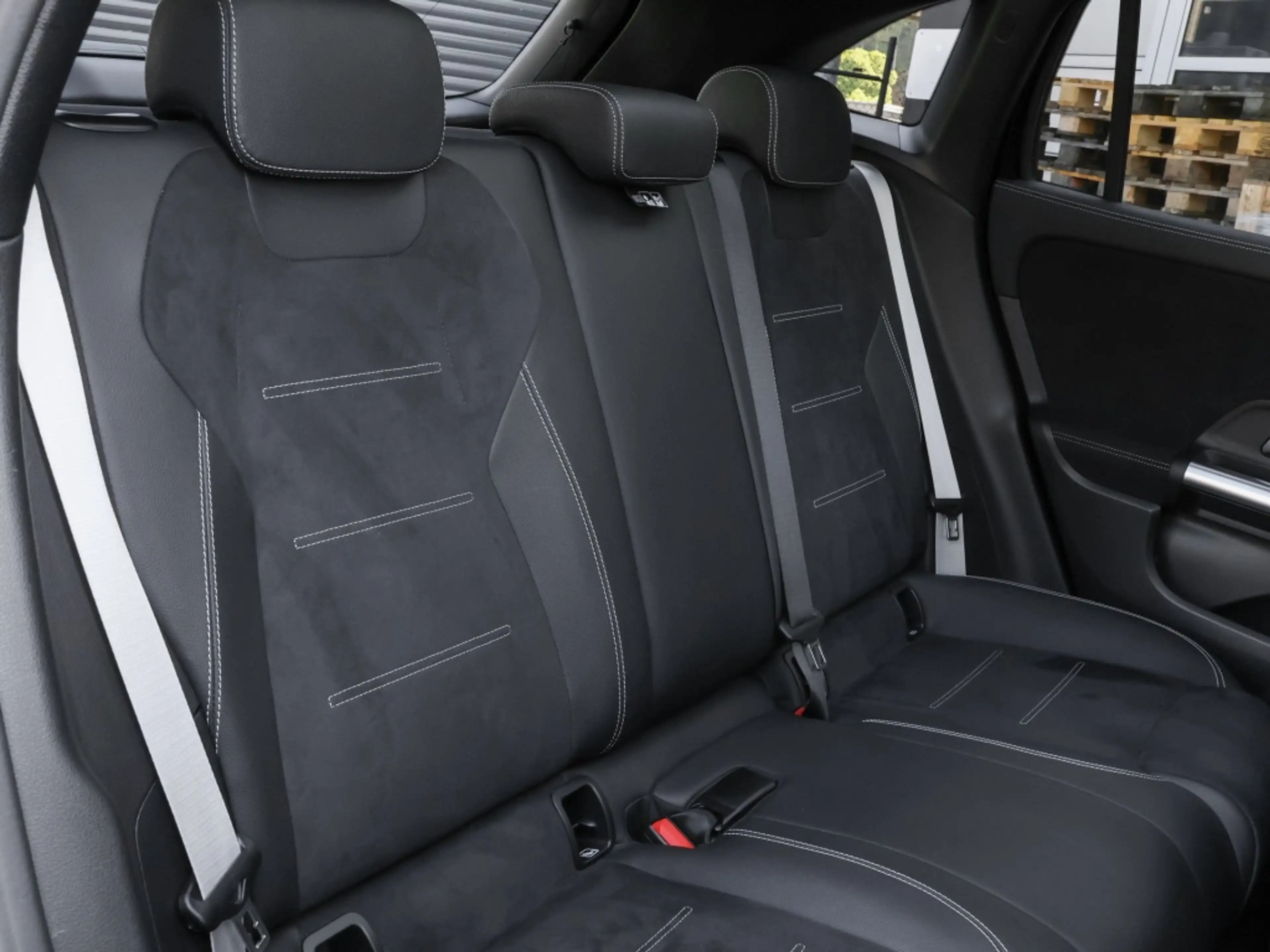 Mercedes-Benz GLA 220 d 4M AMG-Sport/Pano/AHK/MLB/Night/Distr — photo 7