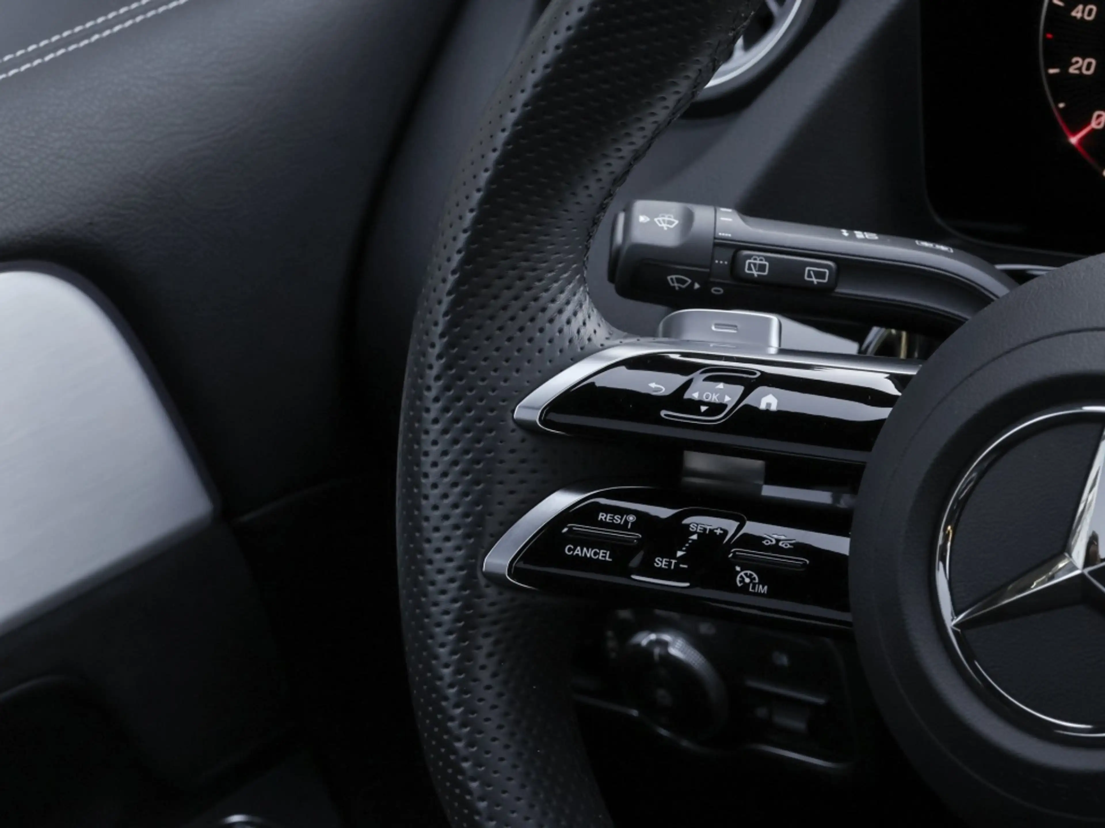 Mercedes-Benz GLA 220 d 4M AMG-Sport/Pano/AHK/MLB/Night/Distr — photo 11