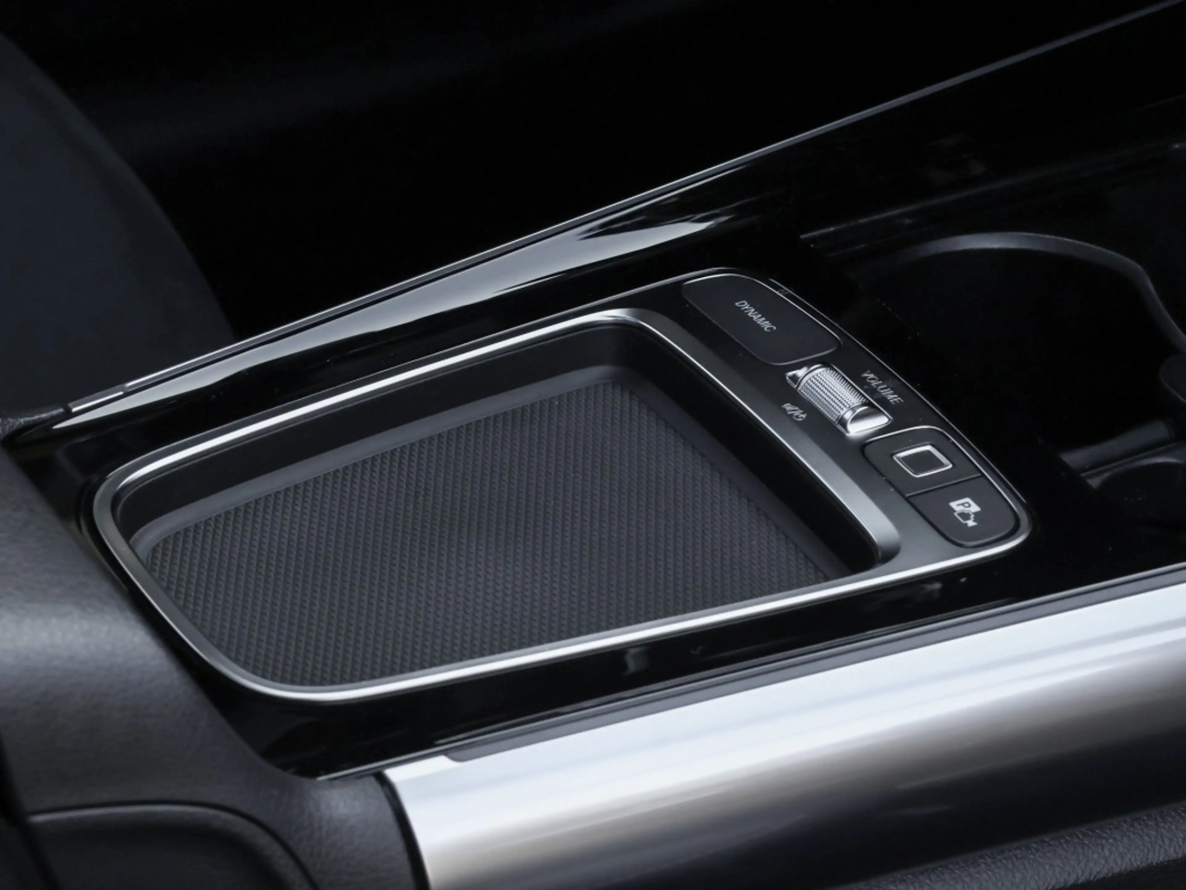 Mercedes-Benz GLA 220 d 4M AMG-Sport/Pano/AHK/MLB/Night/Distr — photo 8