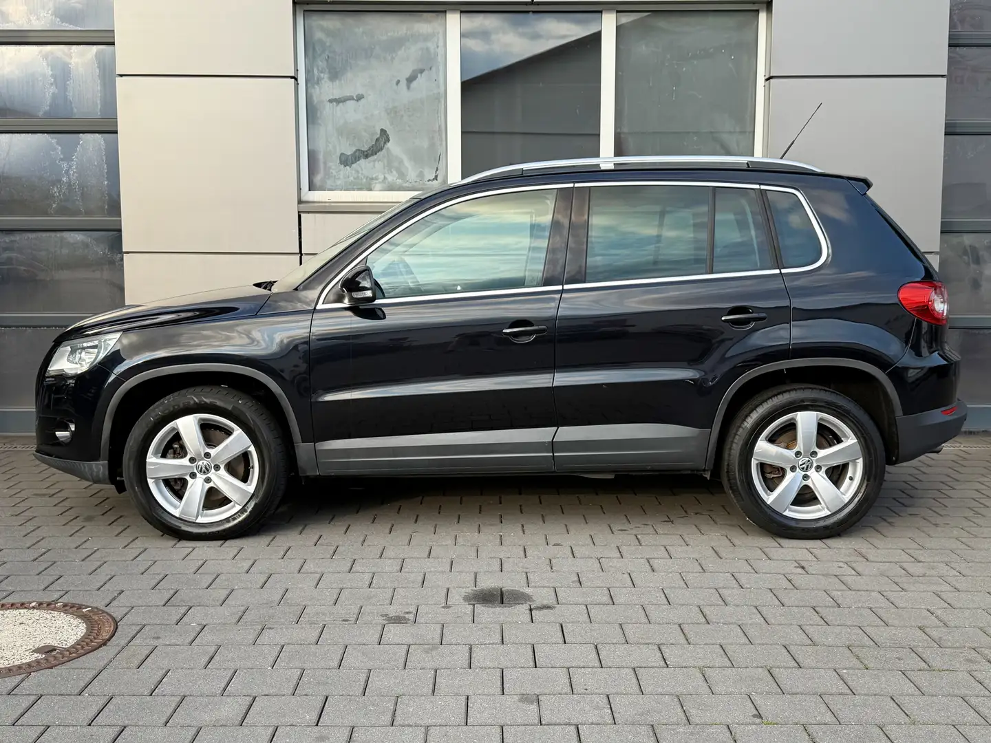 Volkswagen Tiguan 2.0 Sport DYNAUDIO/tiptronic/Bi-Xenon/8-fach ber. Schwarz - 2