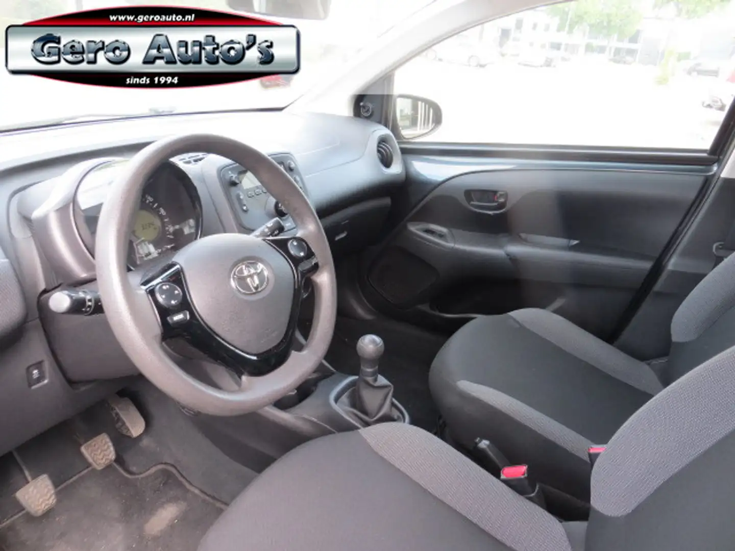 Toyota Aygo 1.0 VVT-i x-fun nl auto 5 drs airco ,cruise contro Gris - 2