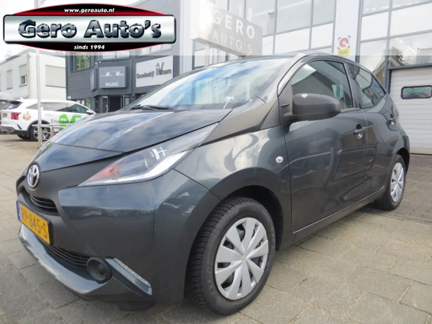 Toyota Aygo 1.0 VVT-i x-fun nl auto 5 drs airco ,cruise contro Gris - 1