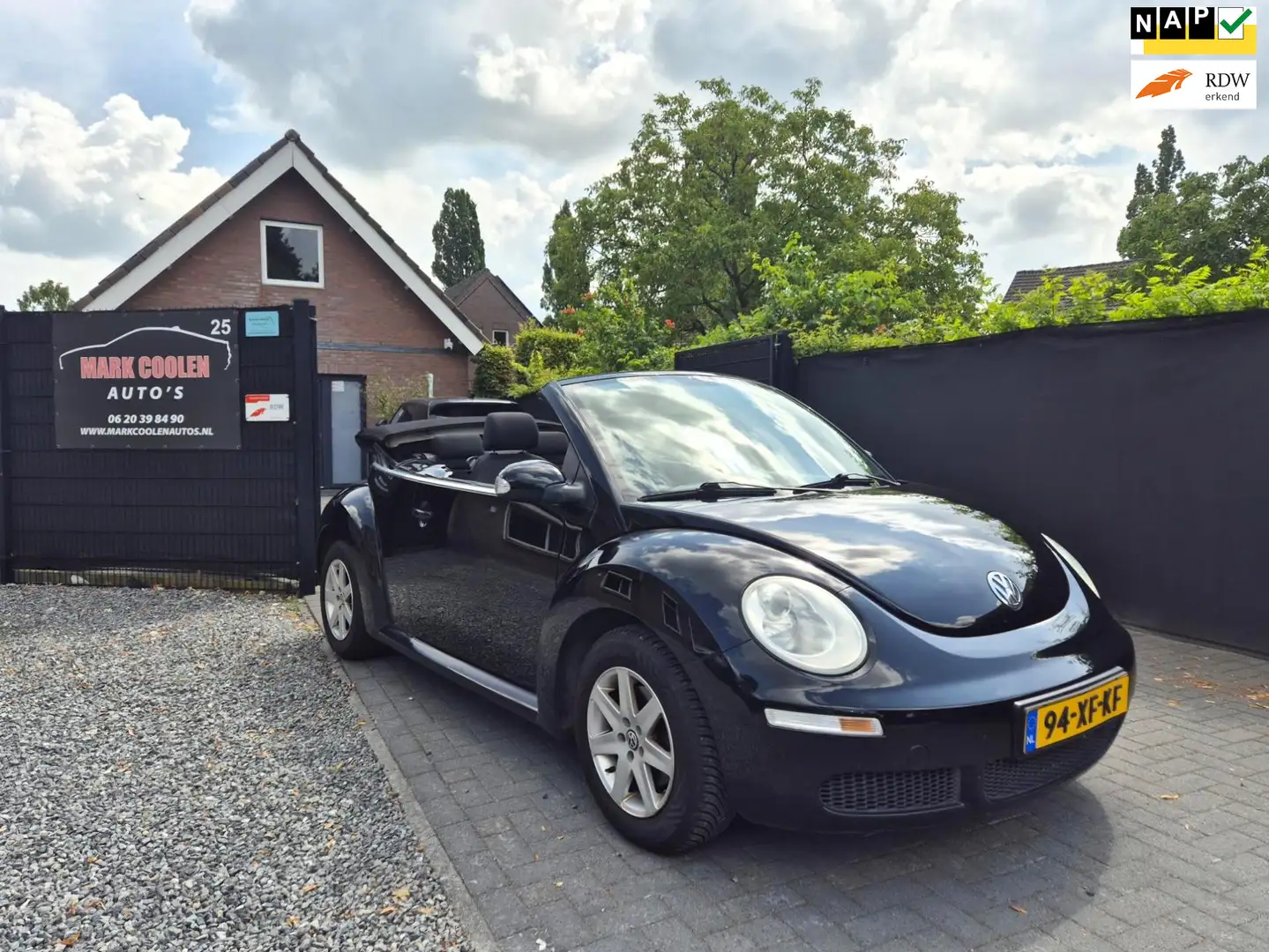 Volkswagen New Beetle Cabriolet 1.4-16V Trendline Cabrio Zwart - 1