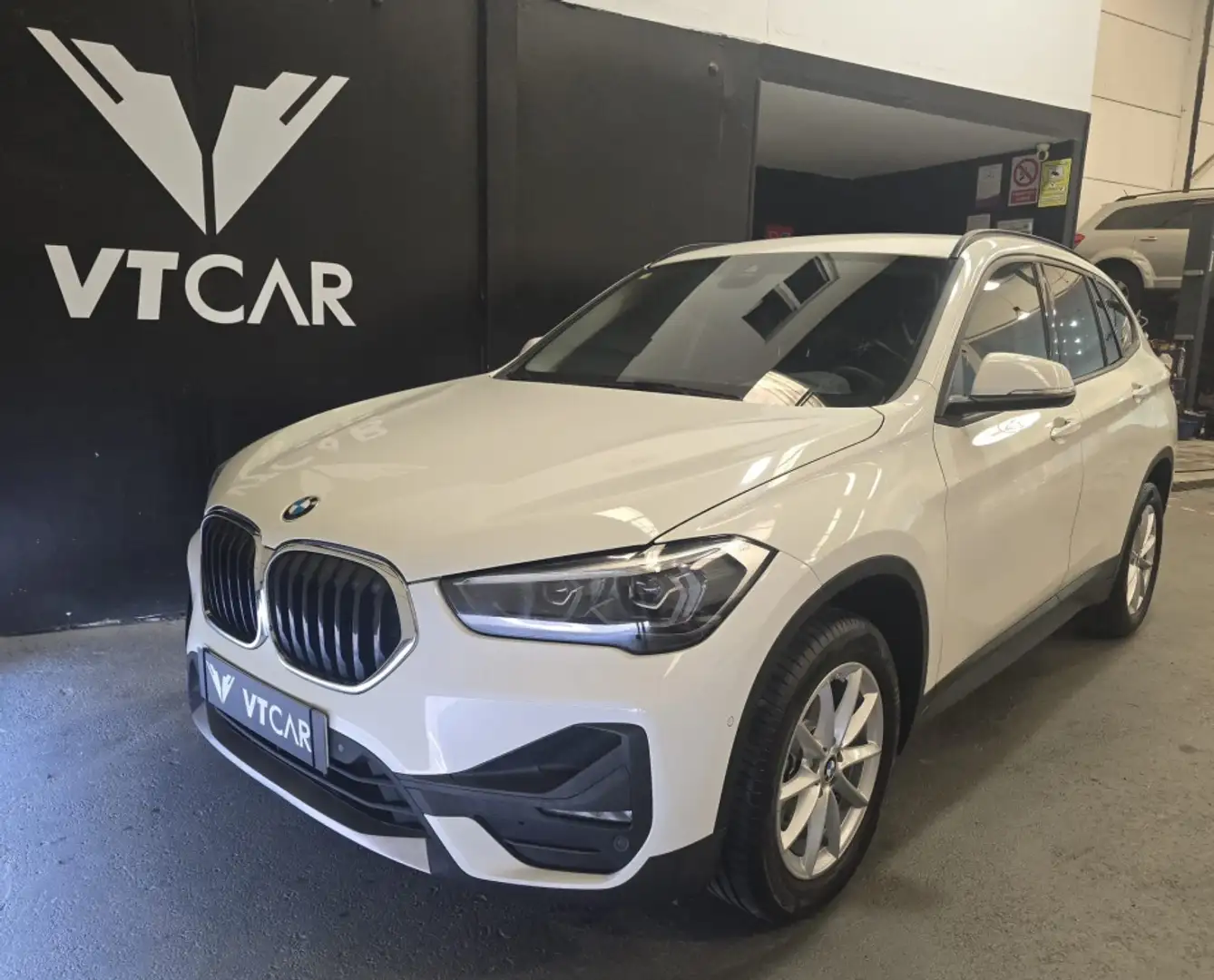 BMW X1 sDrive 16d Business Blanc - 1