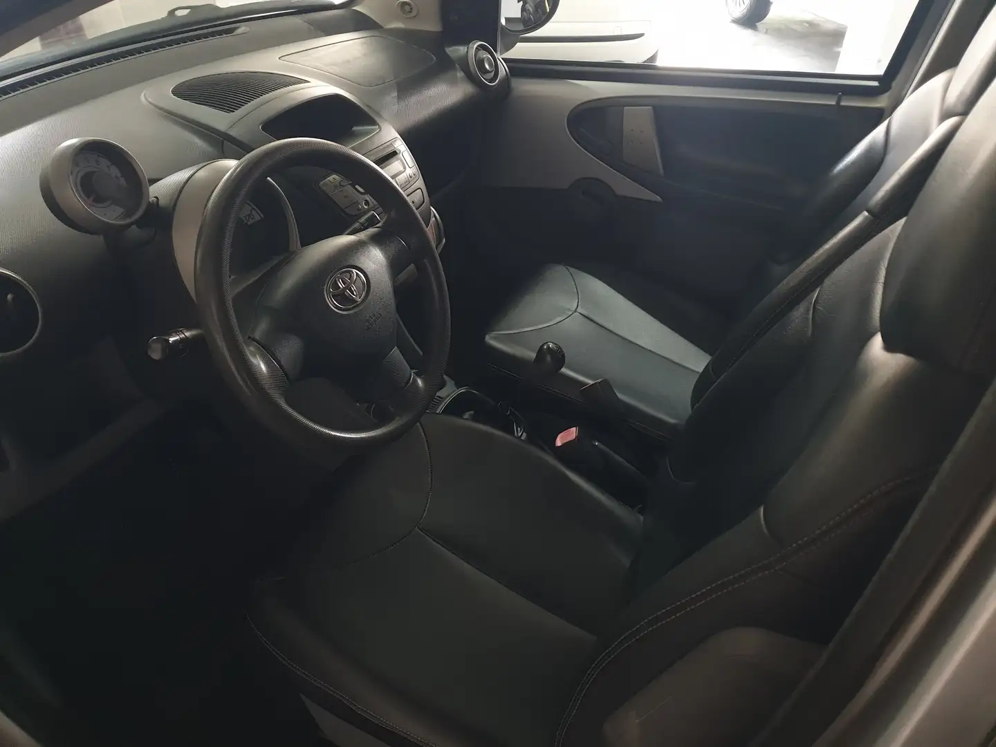 Toyota Aygo 5p 1.0 Sol Gris - 2