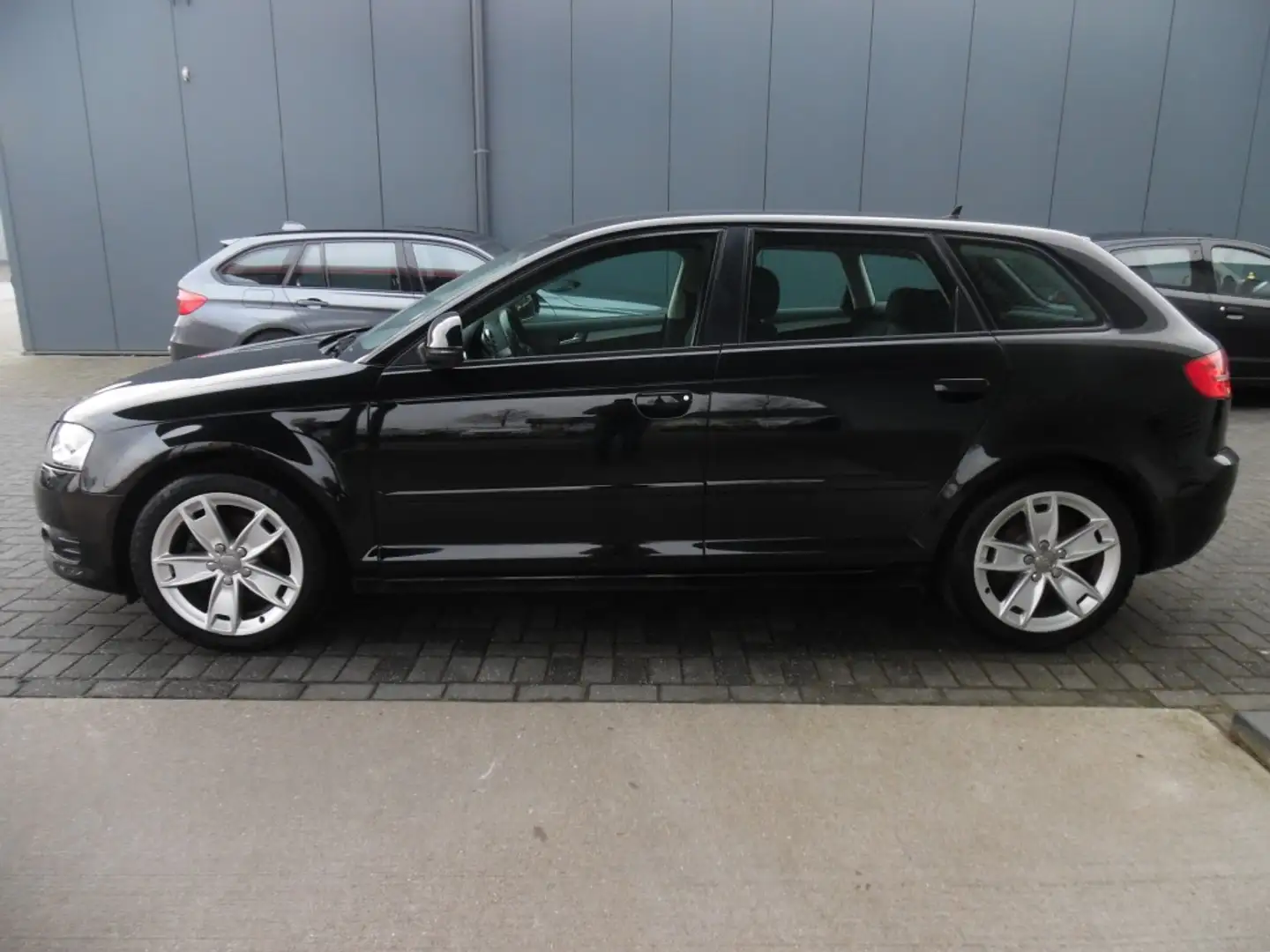 Audi A3 1.8 TFSI S-EDITION Zwart - 2