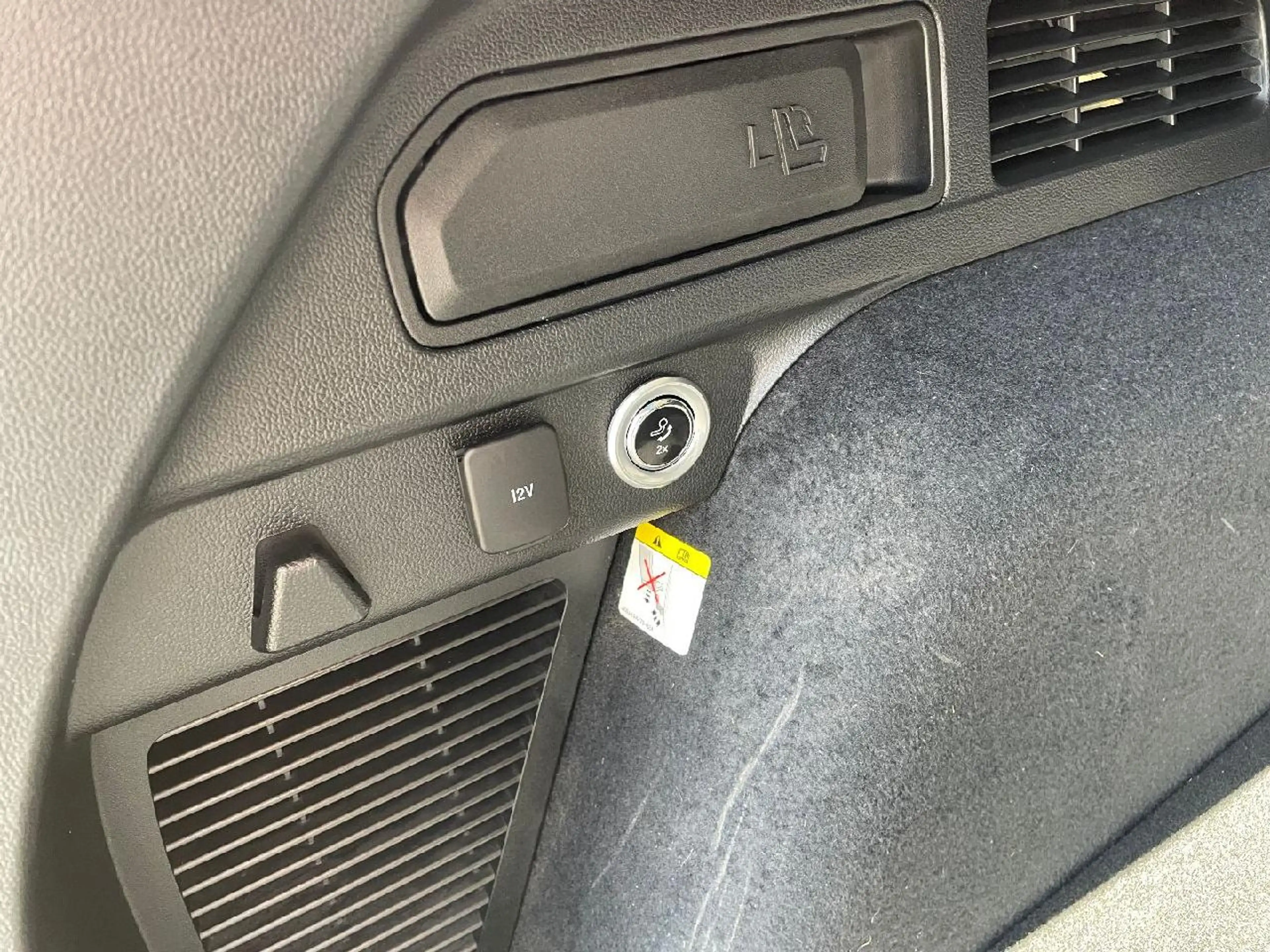 Ford Kuga Plug-In Hybrid Titanium X — photo 7