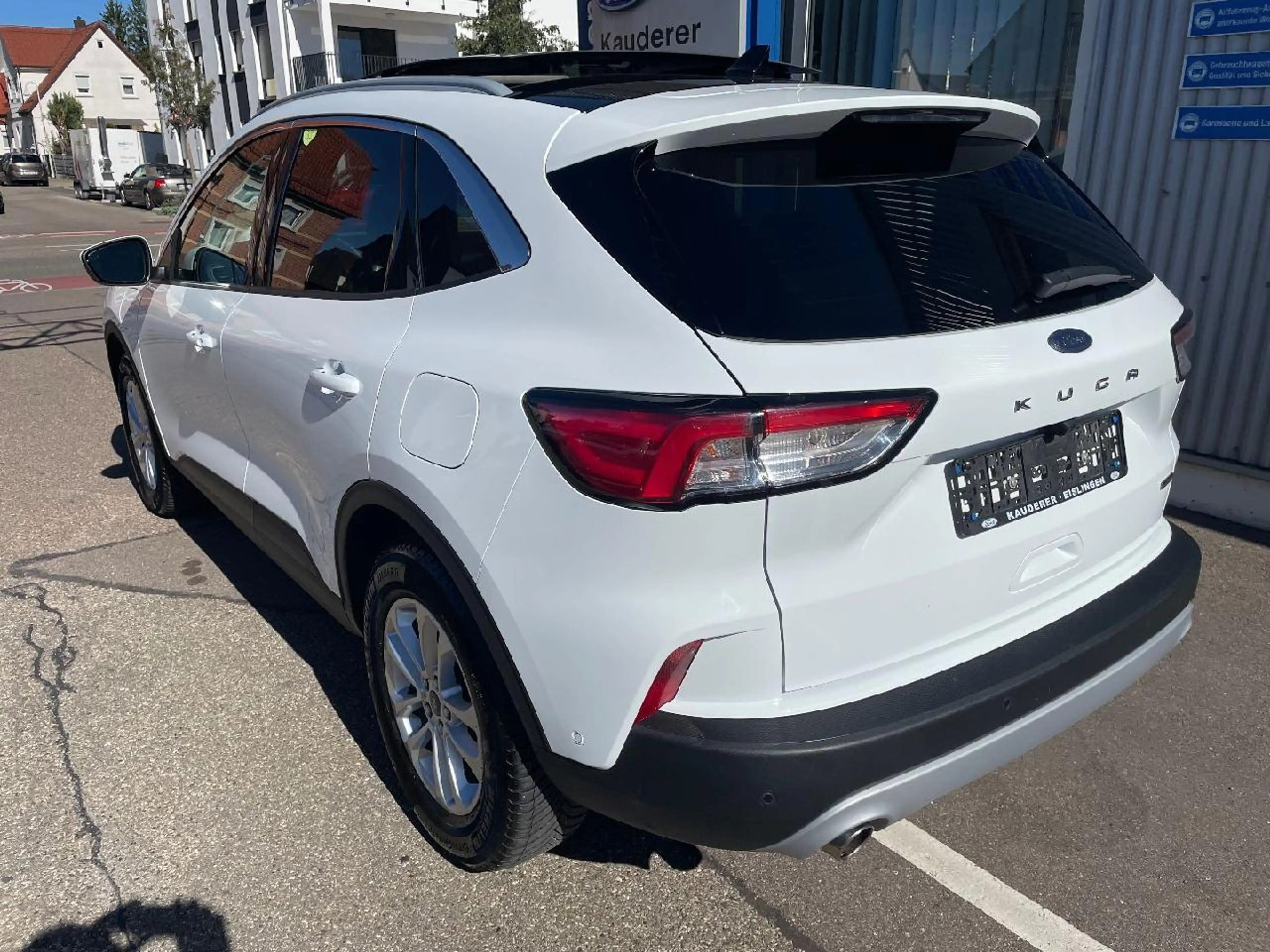 Ford Kuga Plug-In Hybrid Titanium X — photo 3