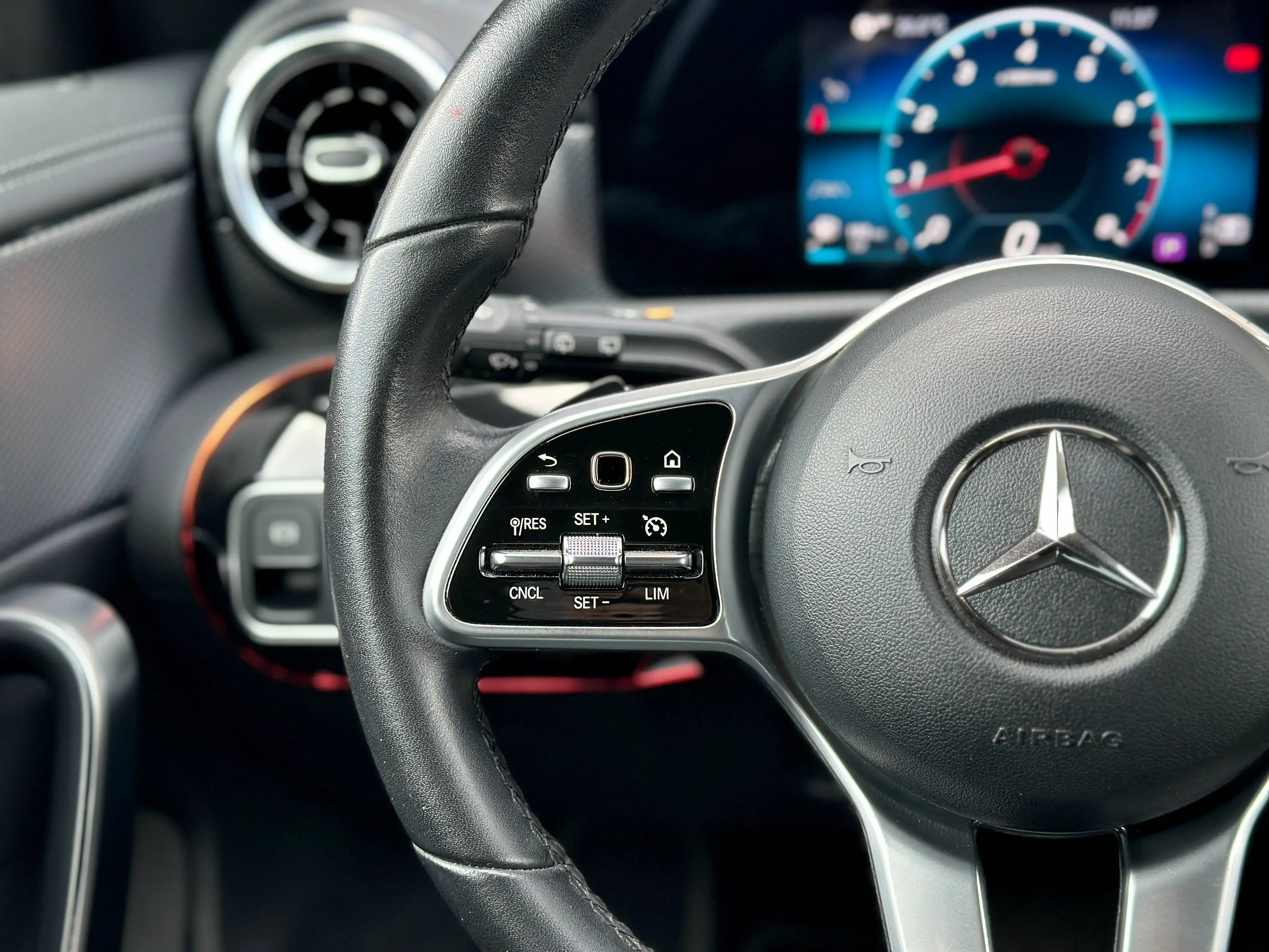 Mercedes-Benz CLA 180 CLA 180 Break / LED / Pano. / Cuir / Garantie — photo 14