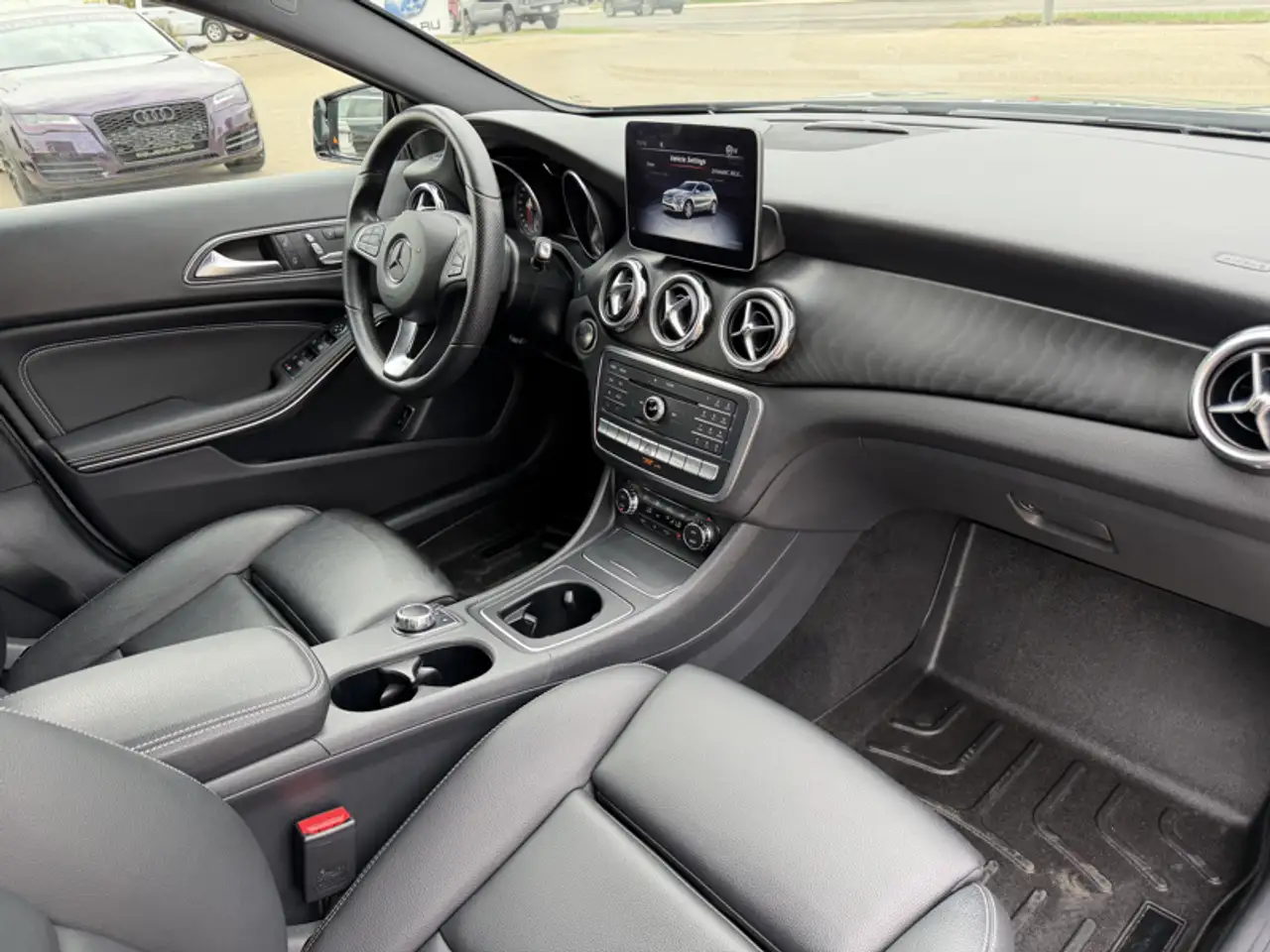 Mercedes-Benz GLA снимка Mercedes-Benz GLA