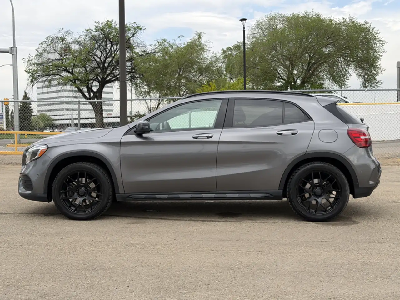 Mercedes-Benz GLA снимка Mercedes-Benz GLA