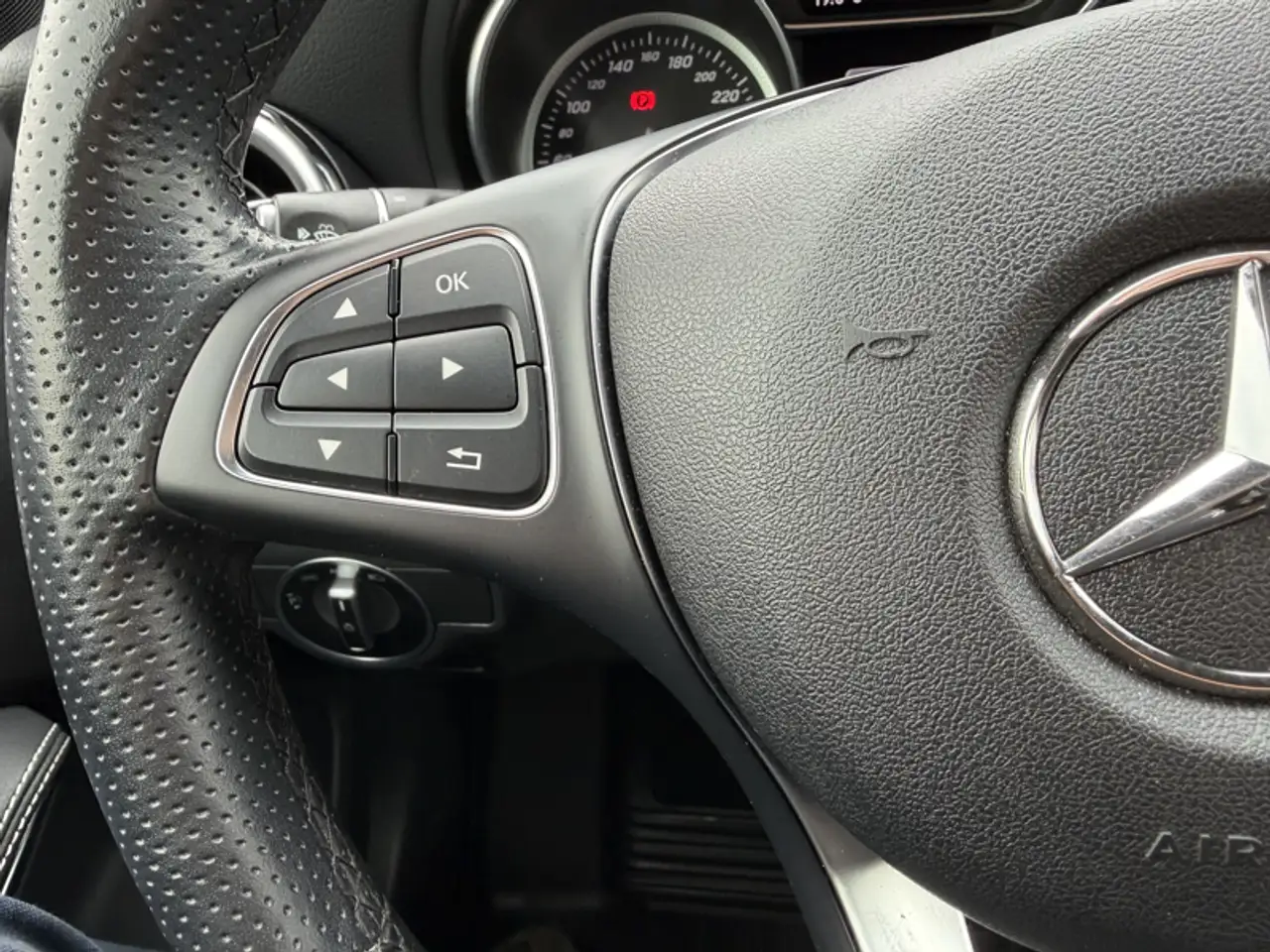 Mercedes-Benz GLA снимка Mercedes-Benz GLA