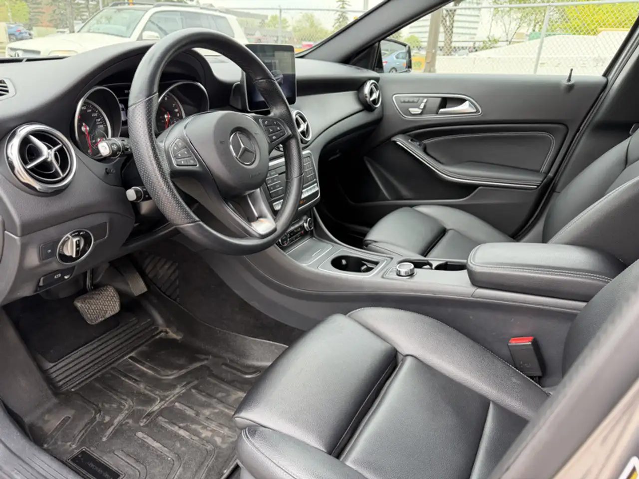 Mercedes-Benz GLA снимка Mercedes-Benz GLA