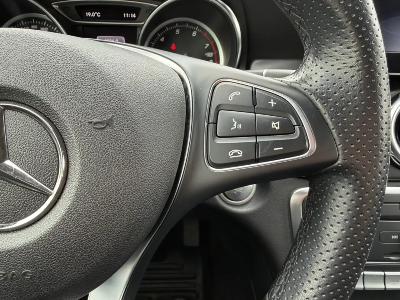 Mercedes-Benz GLA снимка Mercedes-Benz GLA