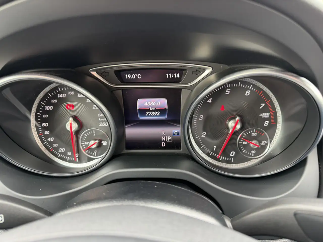 Mercedes-Benz GLA снимка Mercedes-Benz GLA