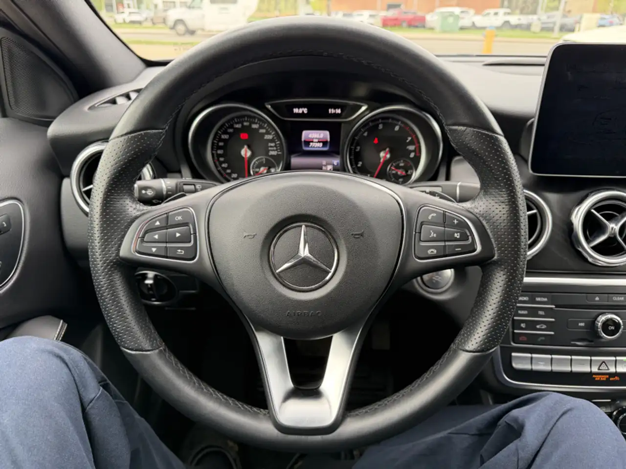 Mercedes-Benz GLA снимка Mercedes-Benz GLA
