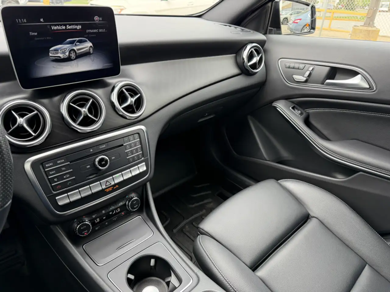 Mercedes-Benz GLA снимка Mercedes-Benz GLA