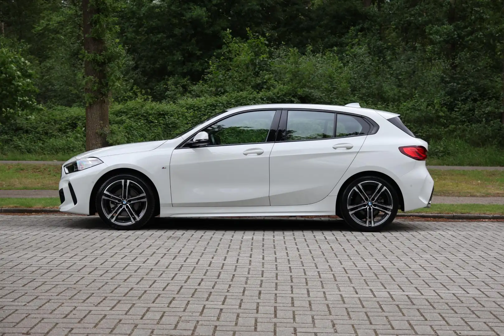 BMW 116 1-serie 116i High Executive Modell M Sport, M aero Blanc - 2