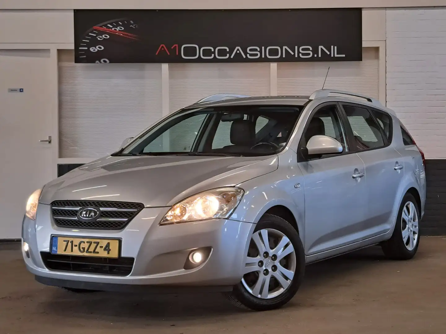 Kia Ceed / cee'd Sporty Wagon 1.4 X-ecutive Šedá - 2