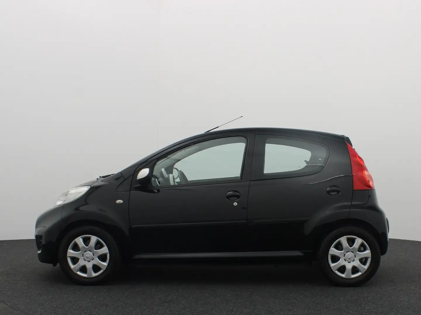 Peugeot 107 1.0-12V Urban Move APK 04-2027 / AIRCO / ELEK RAME Schwarz - 2