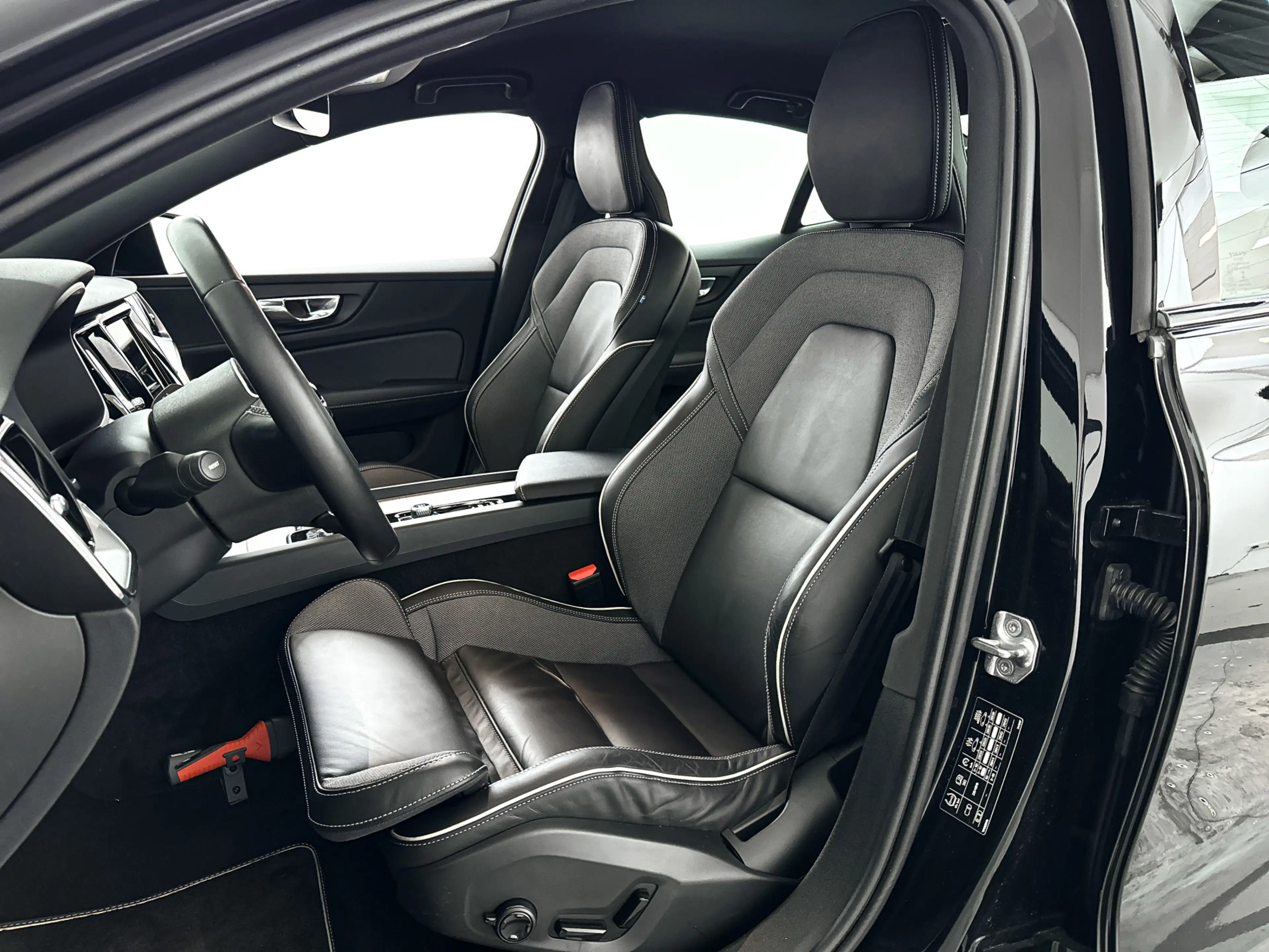 Volvo S60 B4 R-Design | Park Assist | Stoel- en Stuurverwarm — photo 6